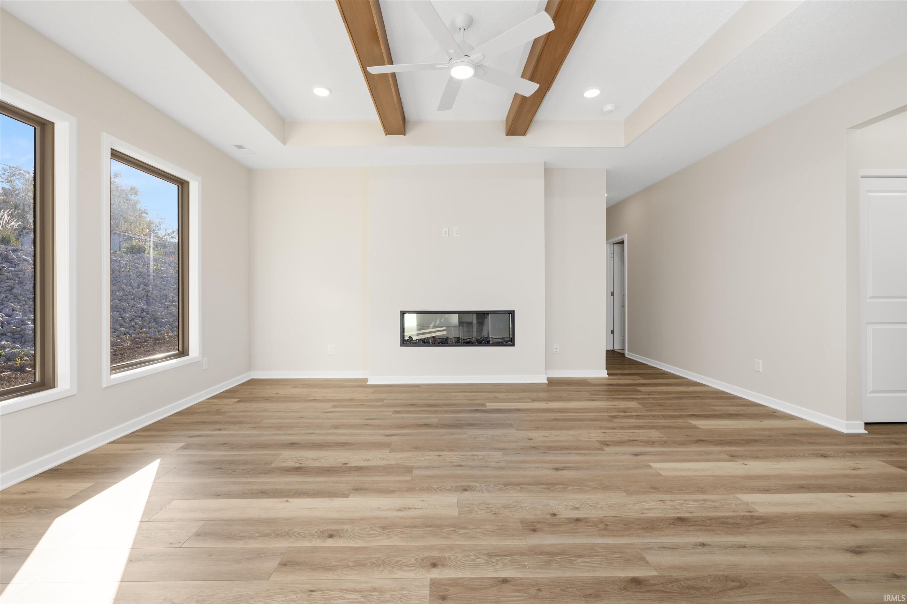 Photo 4 of 988 E Hawthorn Lane