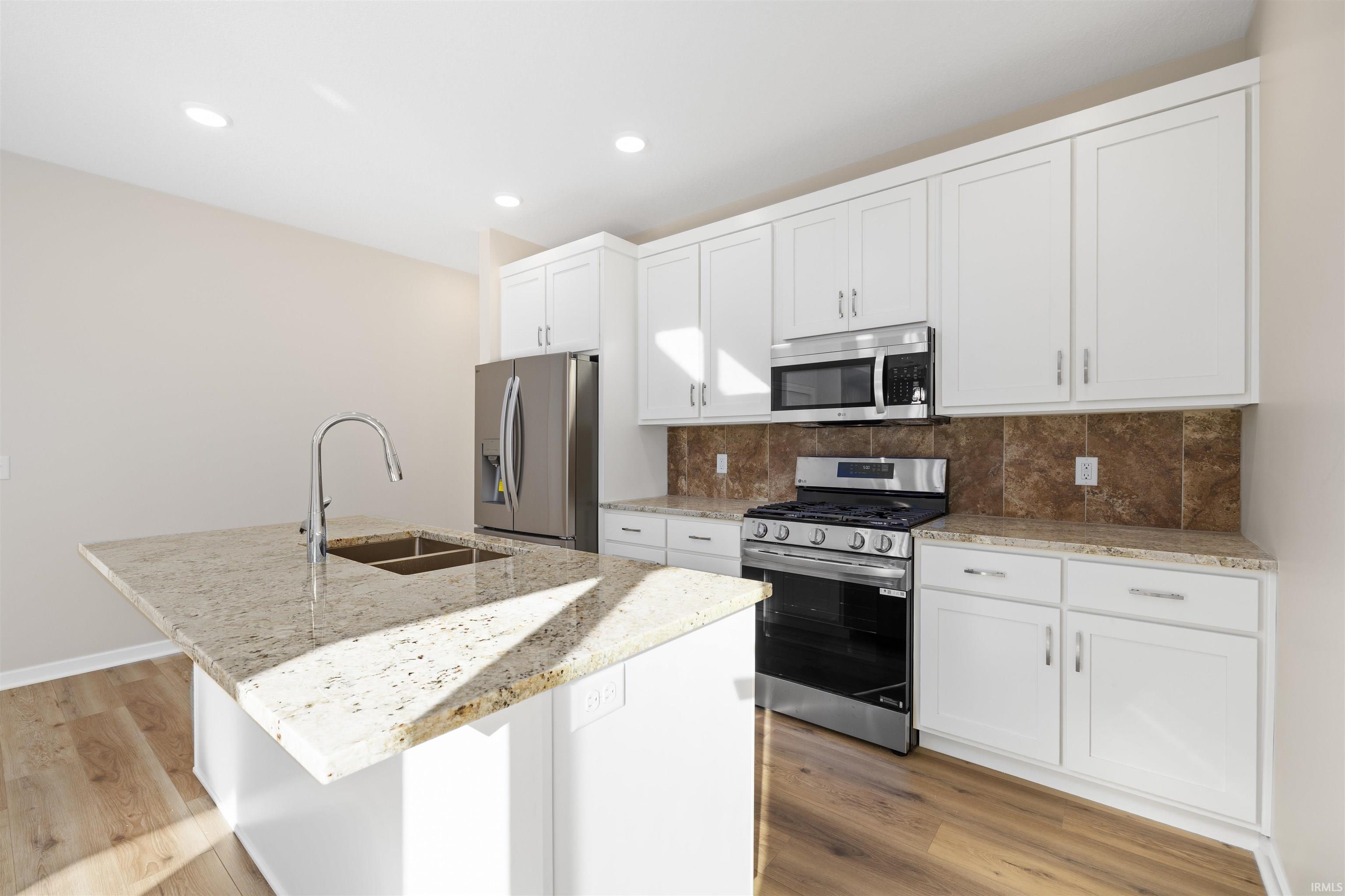 Photo 9 of 988 E Hawthorn Lane