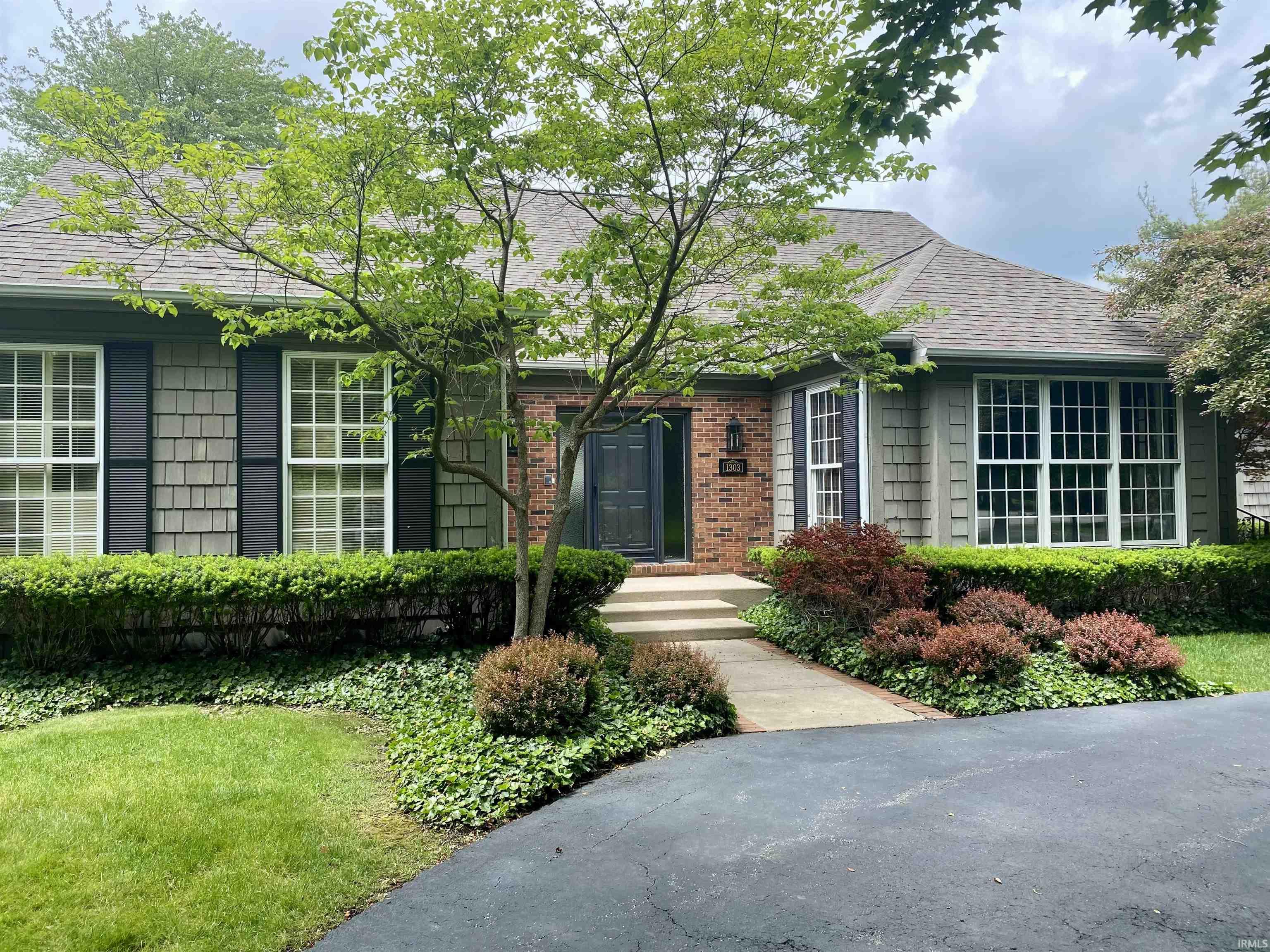 Homes for sale in South Bend, IN | 1303 E Erskine Manor Hl, South Bend, IN 46614 | MLS# 202520750