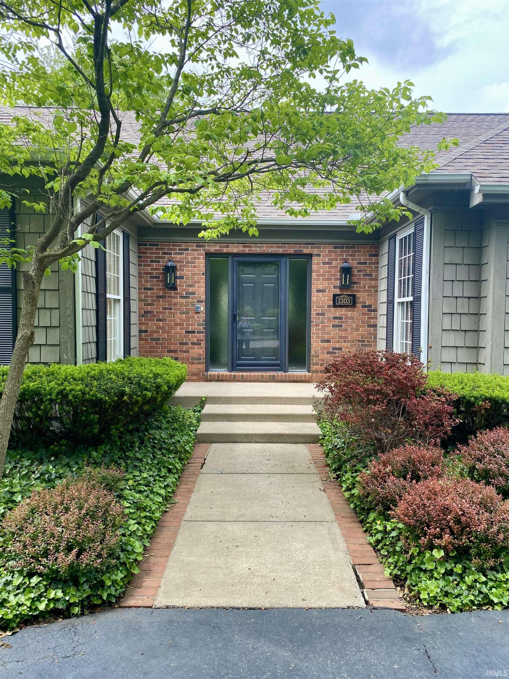 Homes for sale in South Bend, IN | 1303 E Erskine Manor Hl, South Bend, IN 46614 | MLS# 202520750