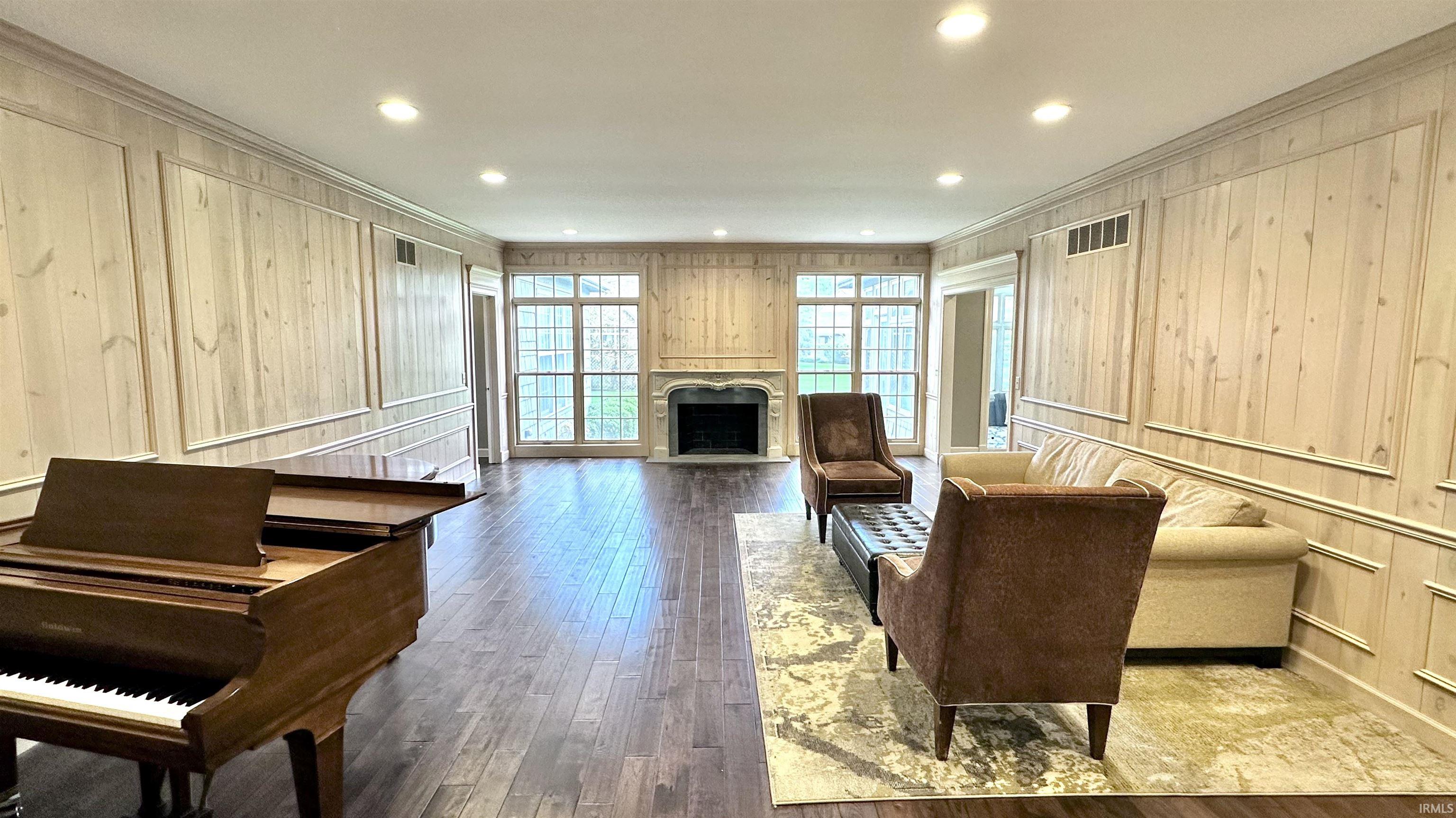 Homes for sale in South Bend, IN | 1303 E Erskine Manor Hl, South Bend, IN 46614 | MLS# 202520750