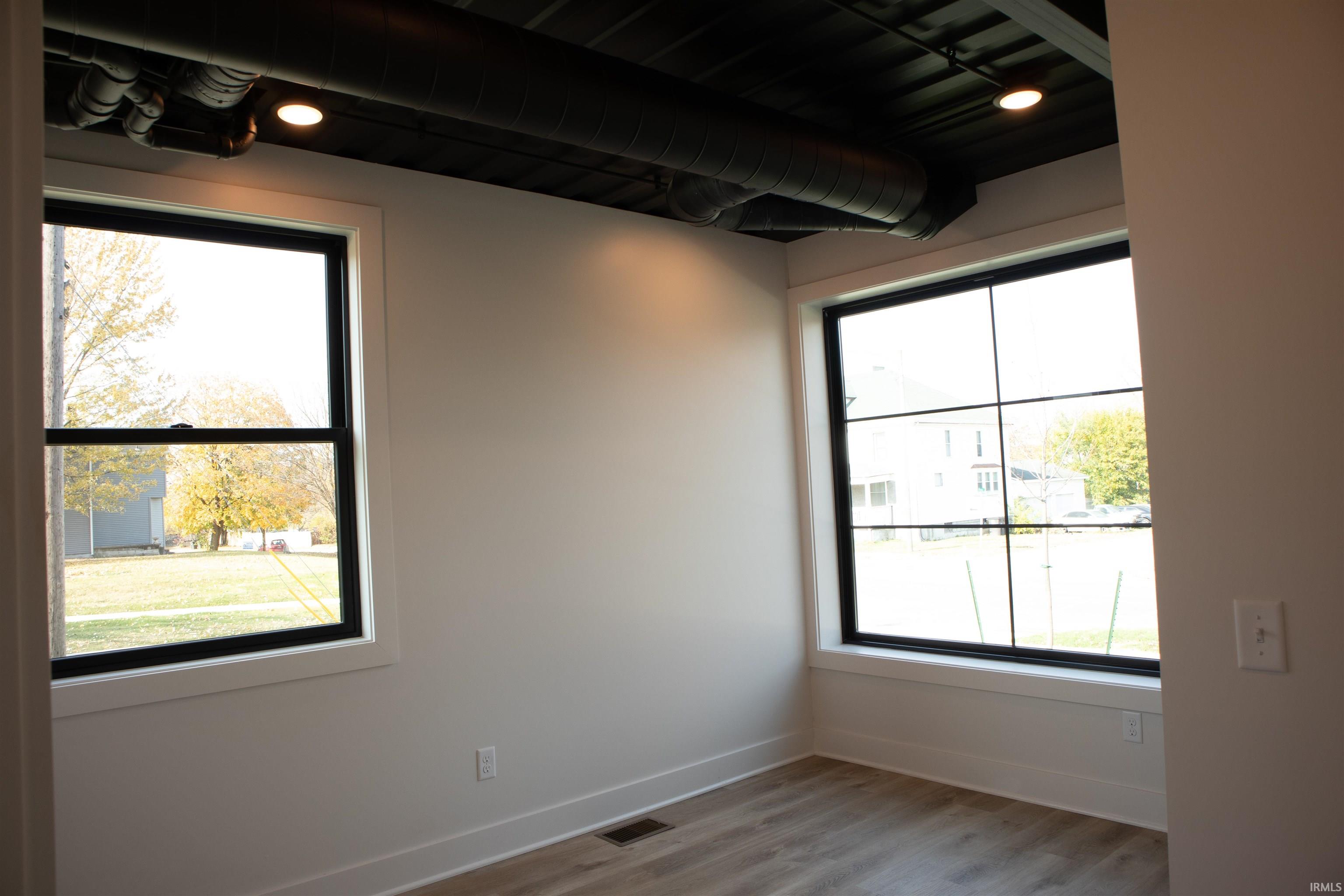Photo 5 of 904 E Berry Street