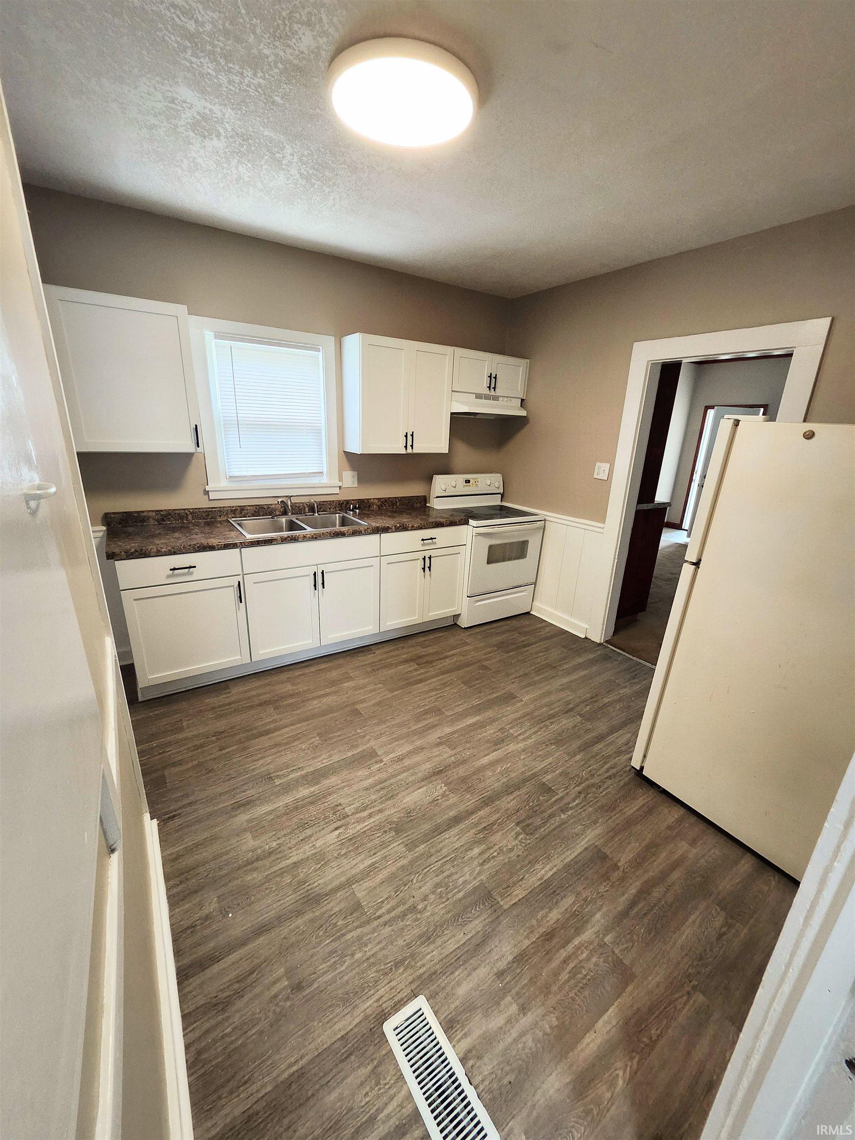 Photo 11 of 436 E Taber Street