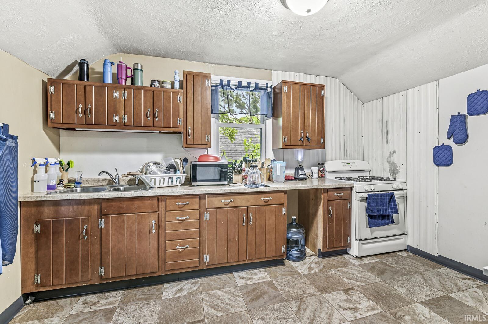 Photo 5 of 719 W Franklin Street