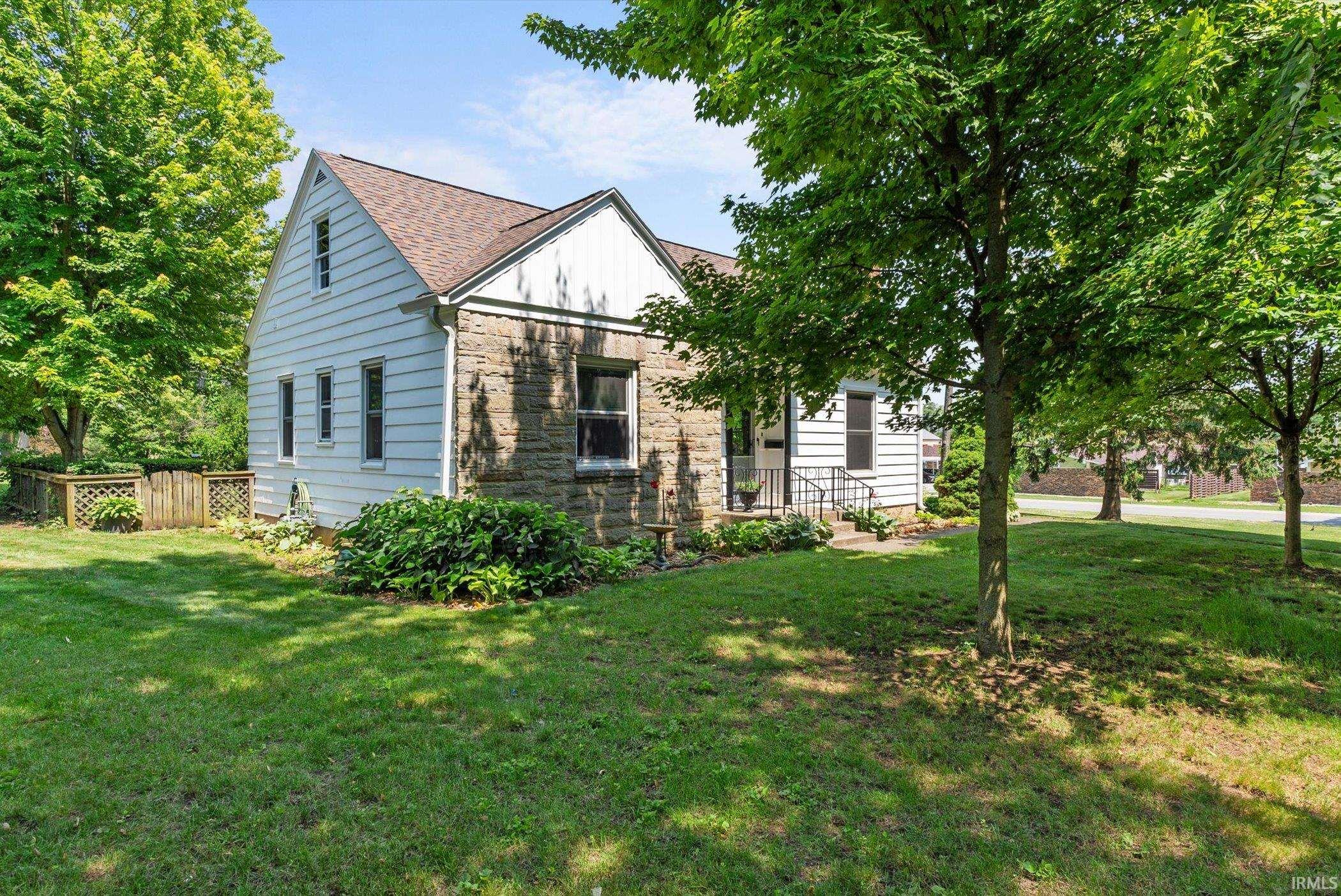 Photo 1 of 1839 Hawthorn Road