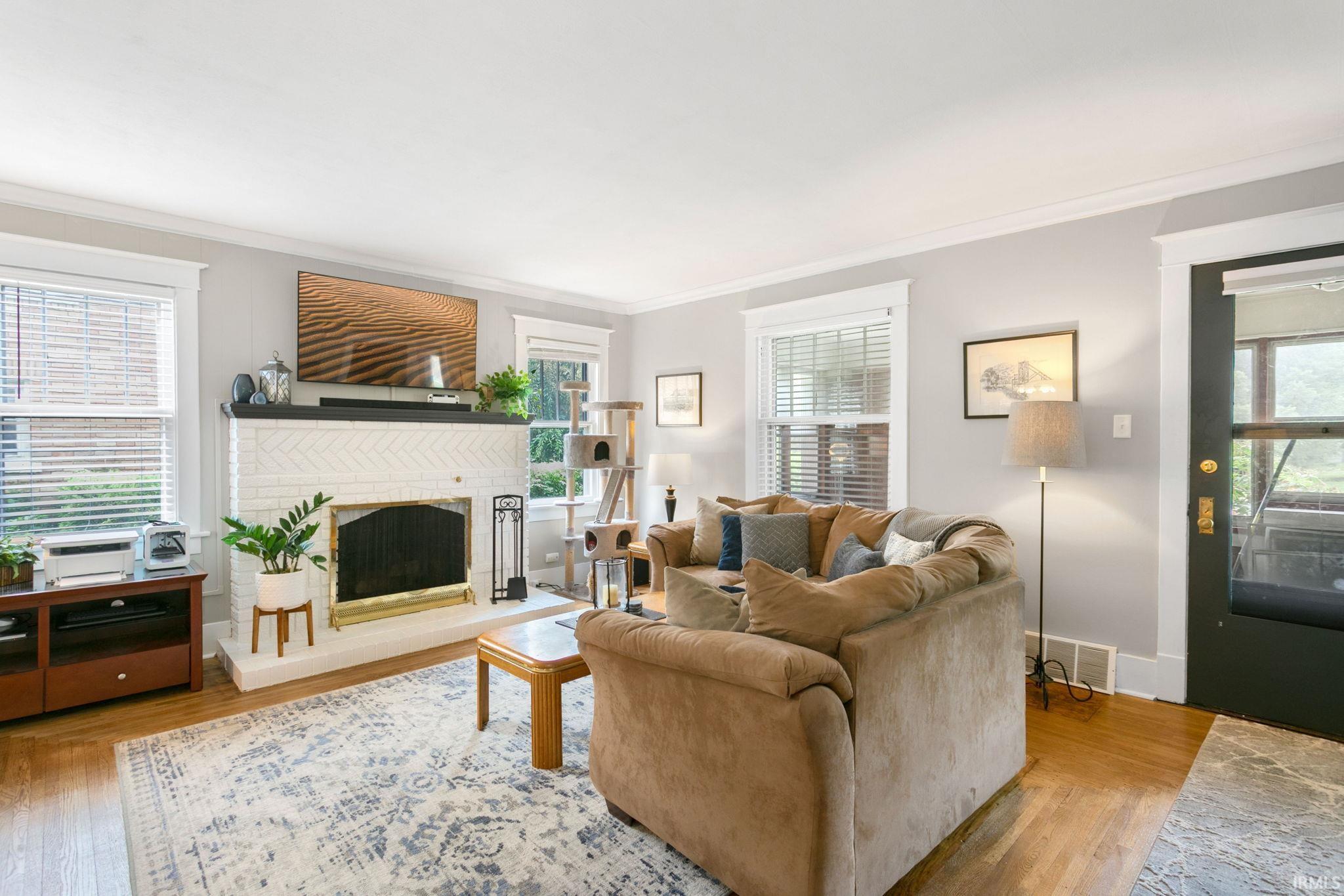 Photo 2 of 2217 E Jackson Boulevard
