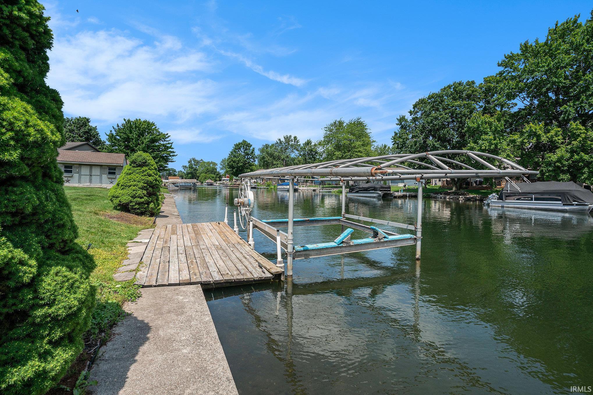 Dock & Boat lift included