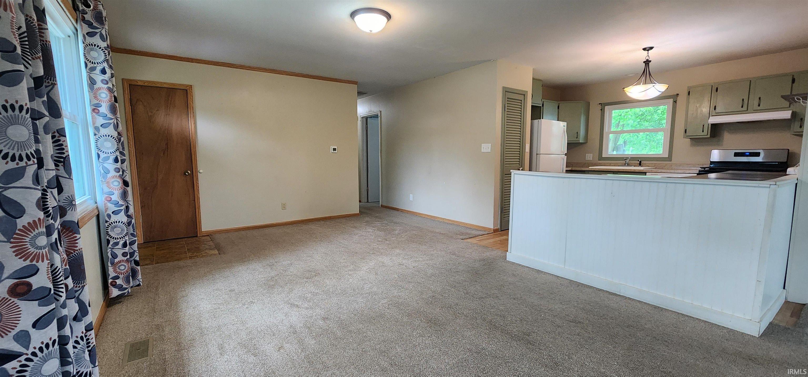 Photo 5 of 606 S Manor Drive