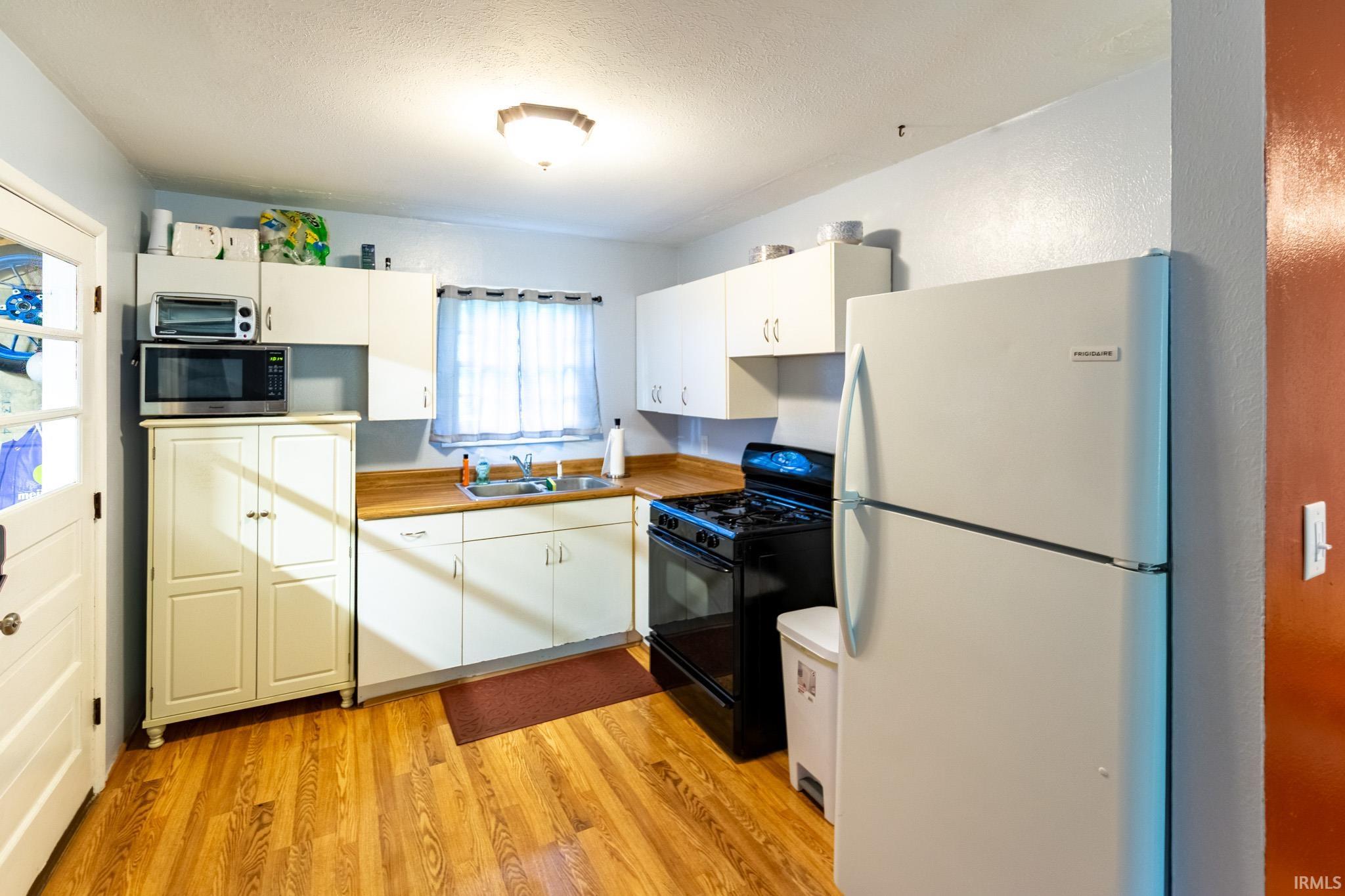 Photo 4 of 1401 E Bristol Street