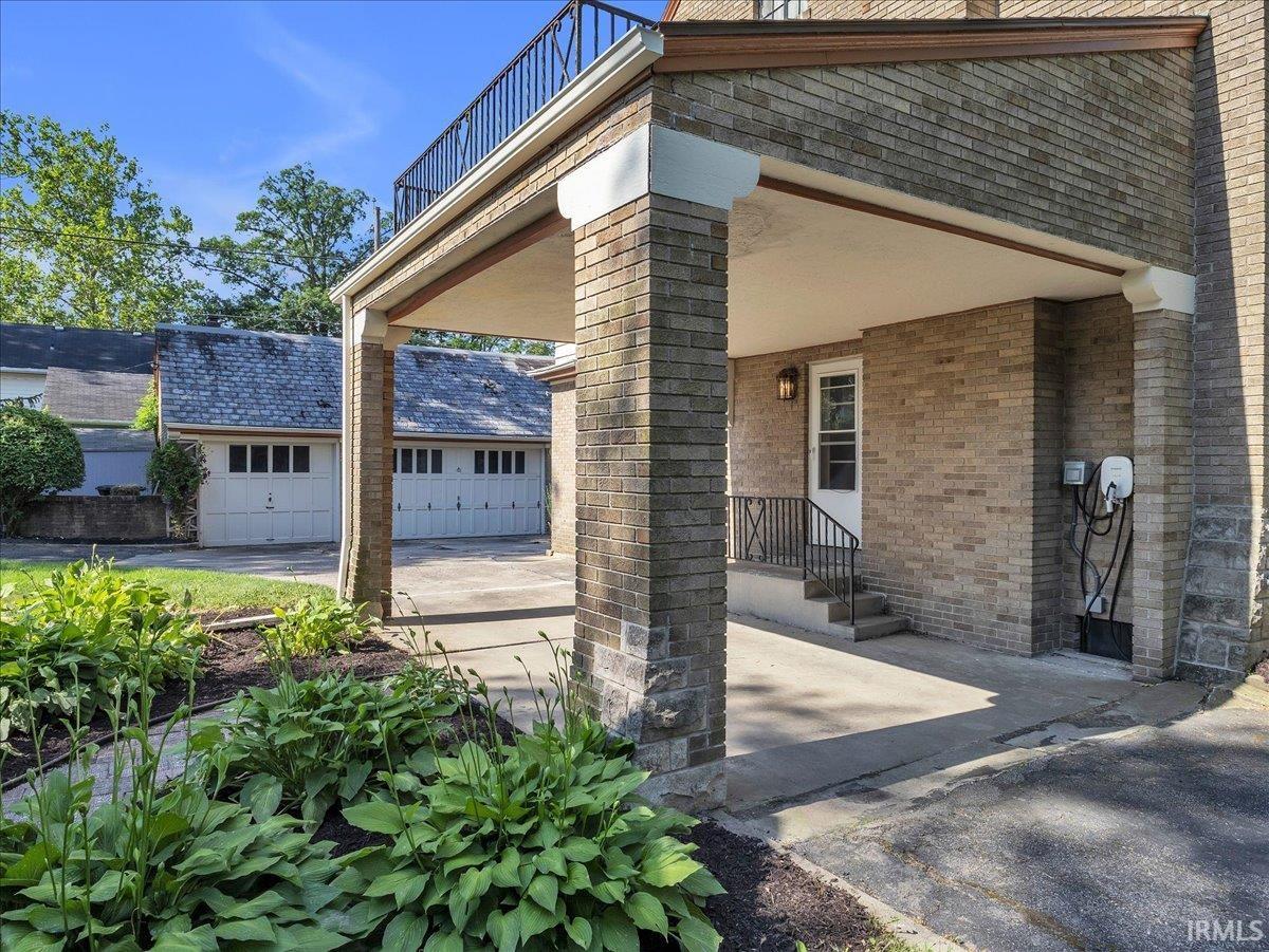 Photo 2 of 457 W Oakdale Drive