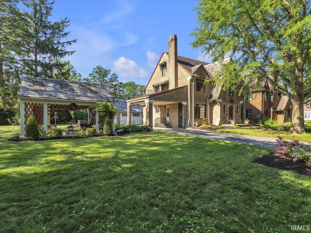 Photo 4 of 457 W Oakdale Drive