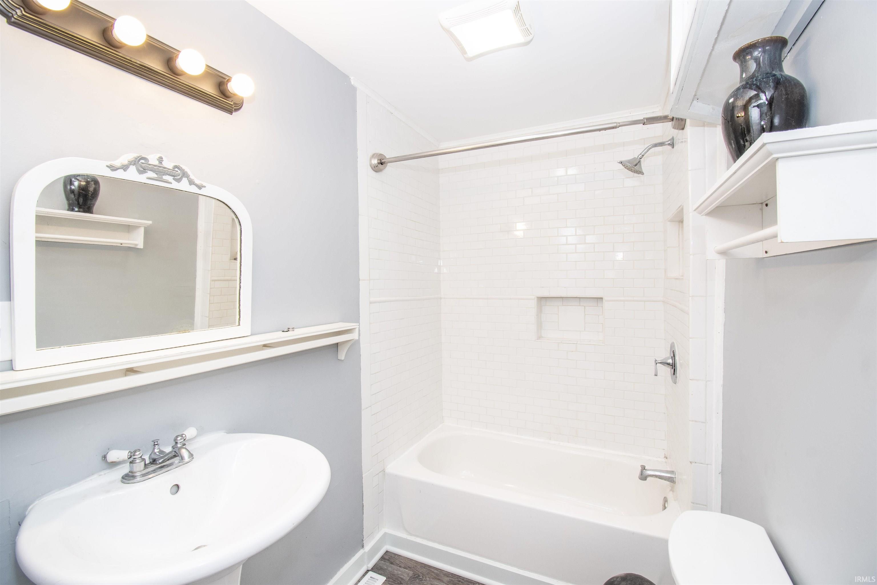 Photo 11 of 622 N Riley Street