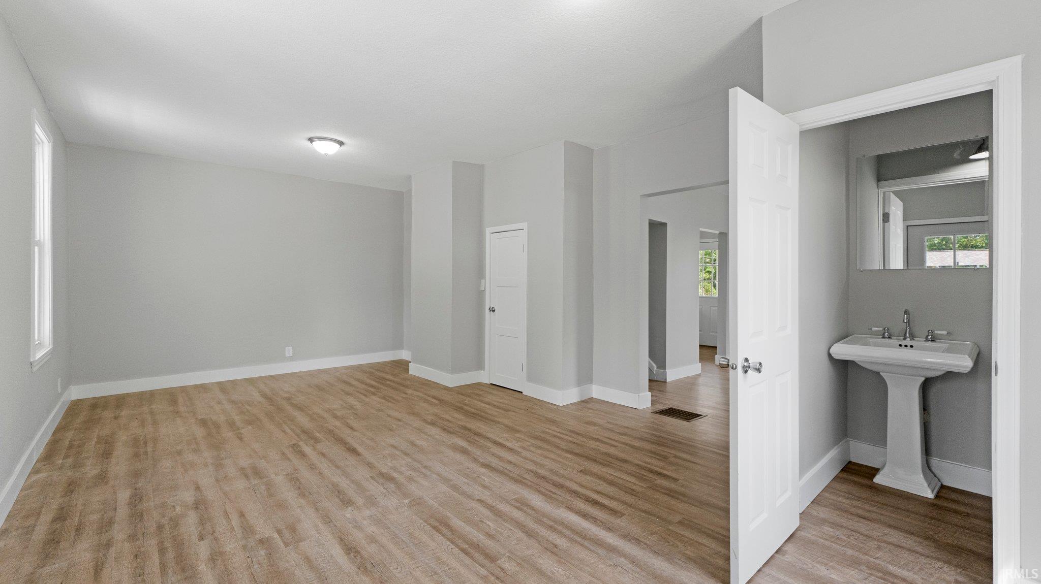 Photo 3 of 634 Russel Avenue