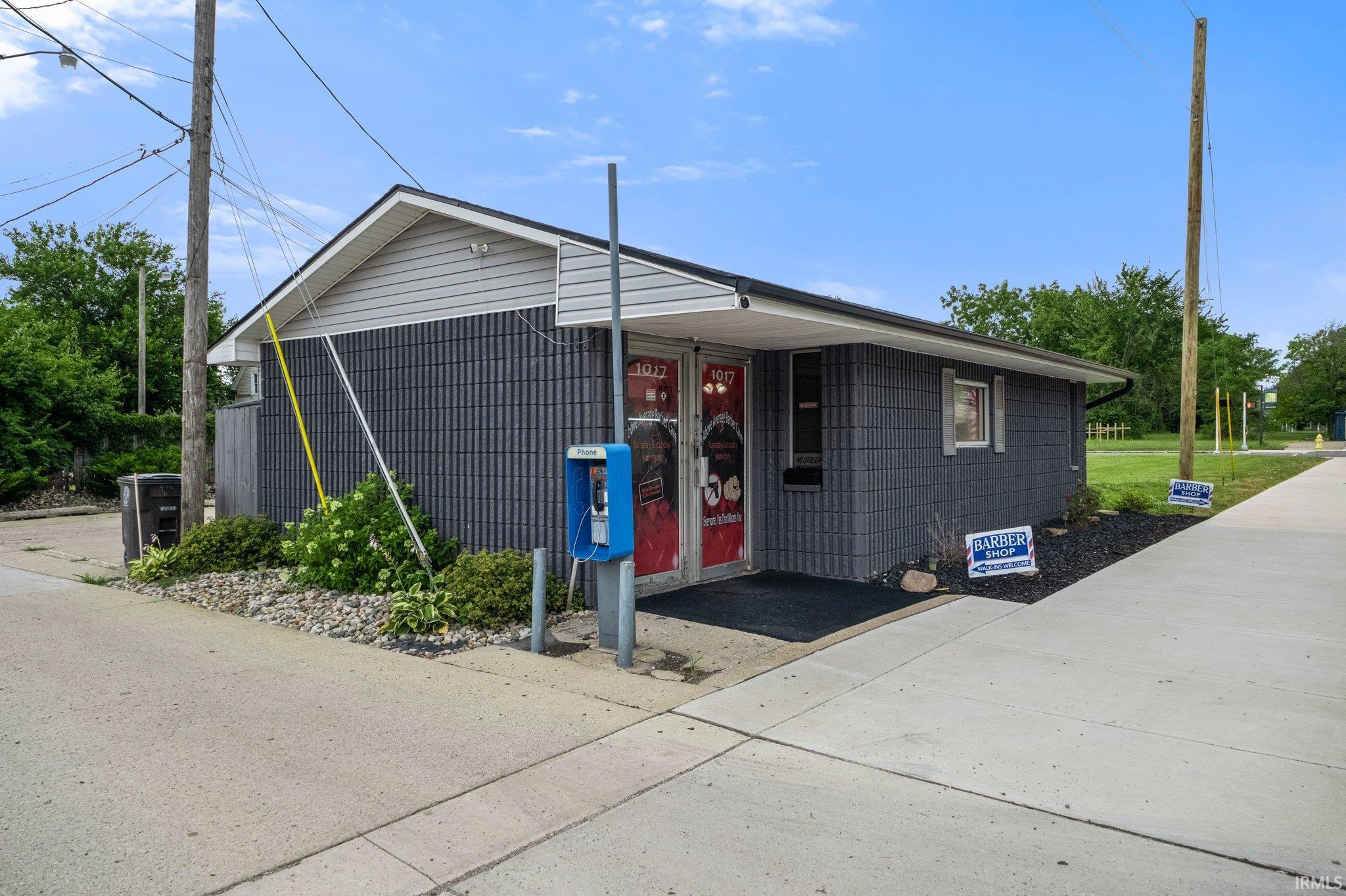 Photo 2 of 1017 E Pontiac Street