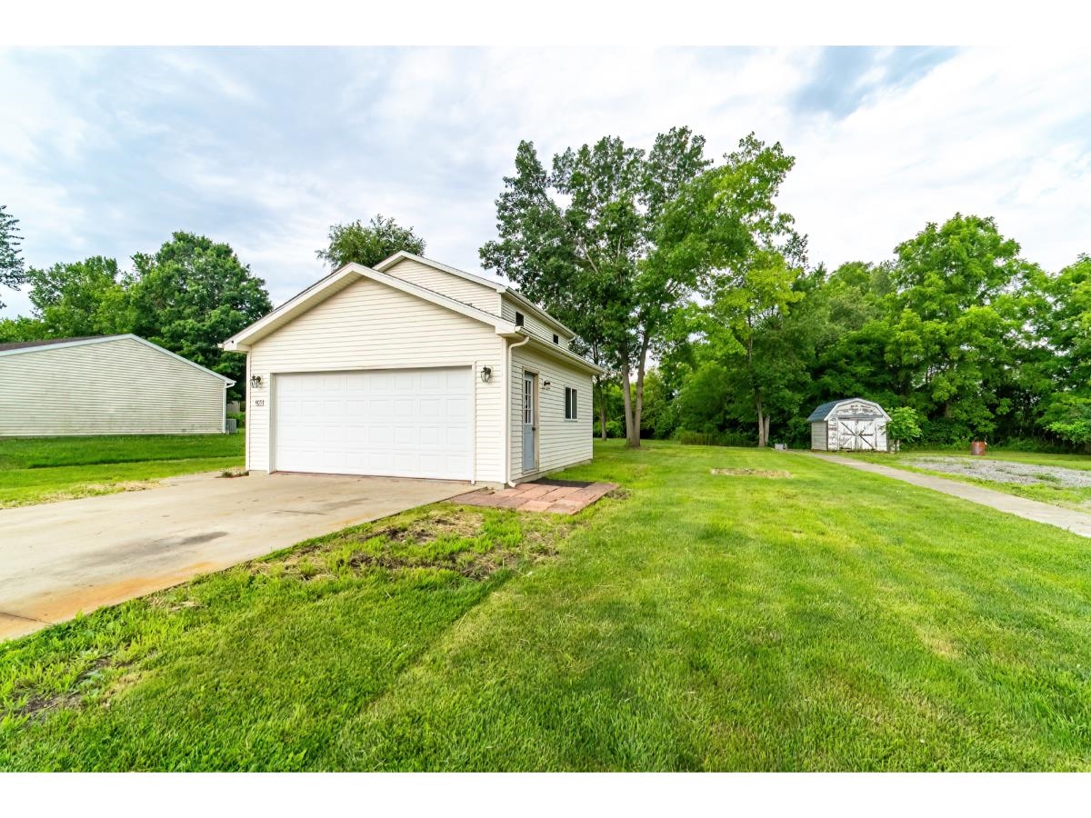 Photo 16 of 409 N Sierer Street