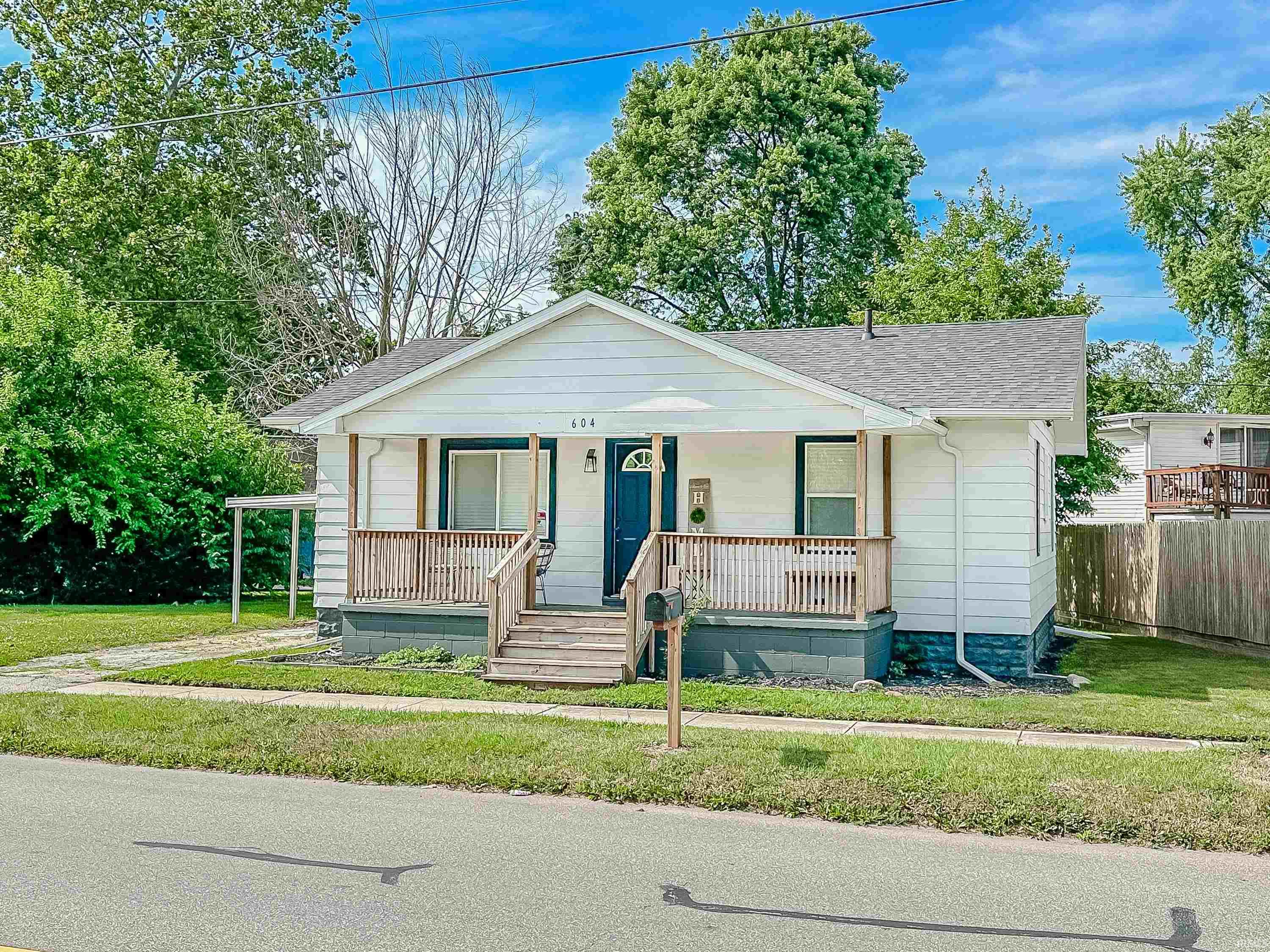 Photo 0 of 604 E Lusher Avenue