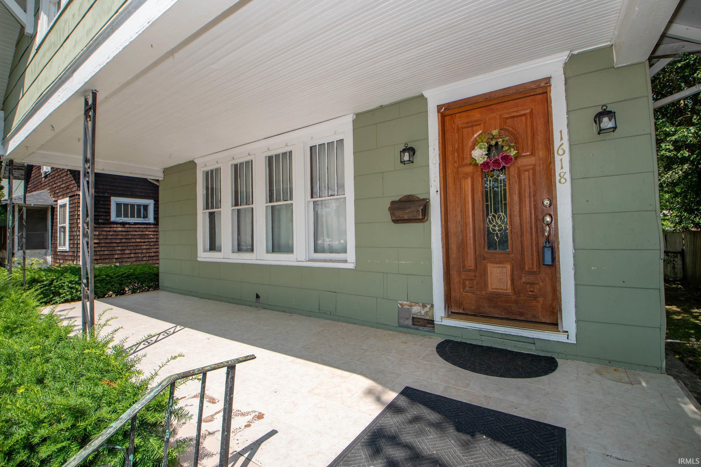 Photo 2 of 1618 Roys Avenue
