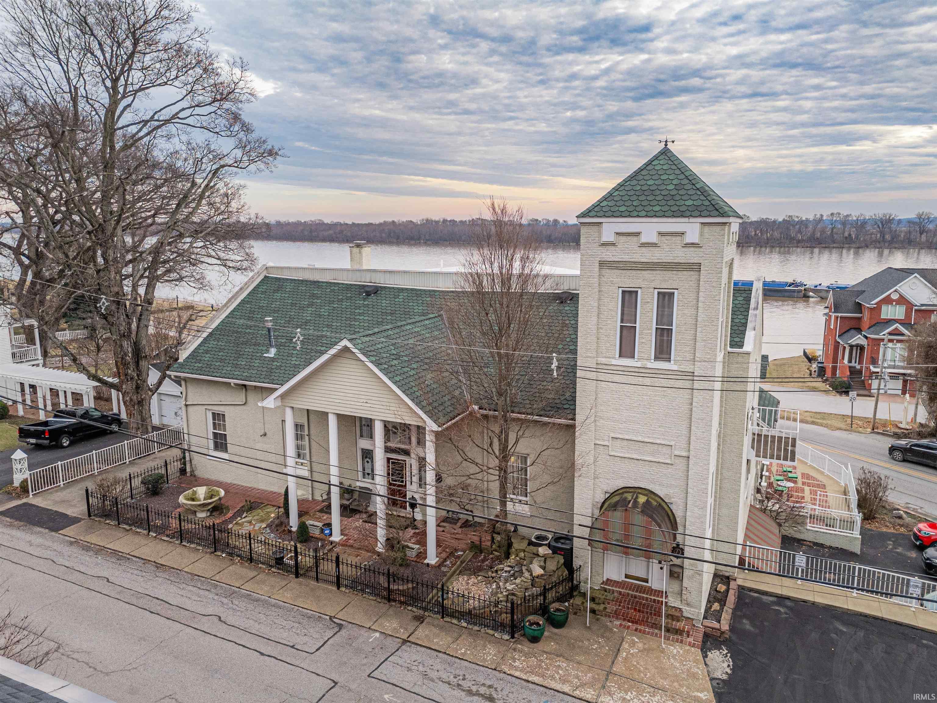 Homes for sale in Newburgh, IN | 101 E Jennings St #E, Newburgh, IN 47630 | MLS# 202527809