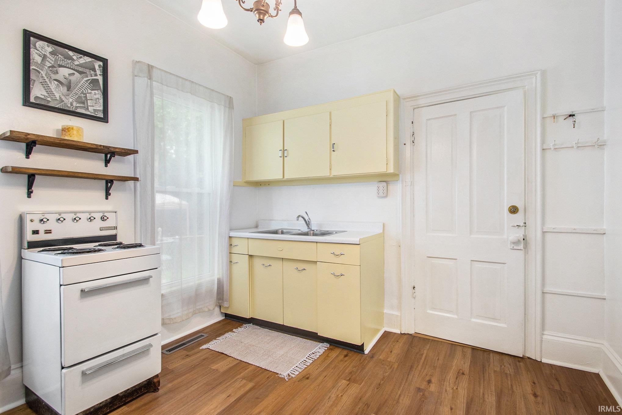 Photo 8 of 529 W Franklin Street
