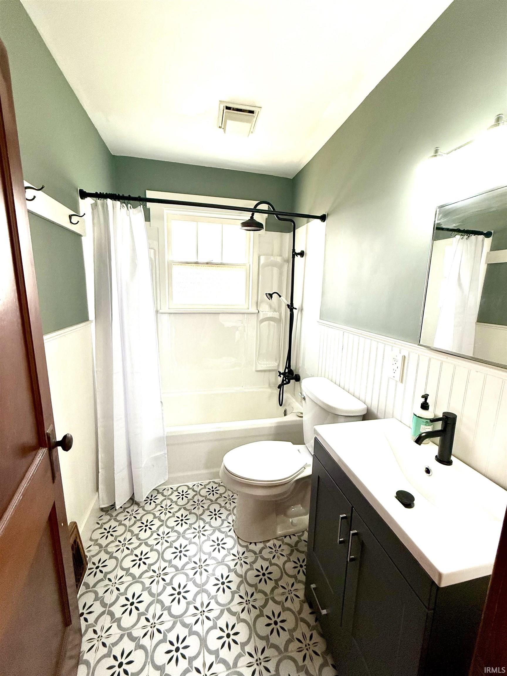Photo 7 of 665 W Clark Street