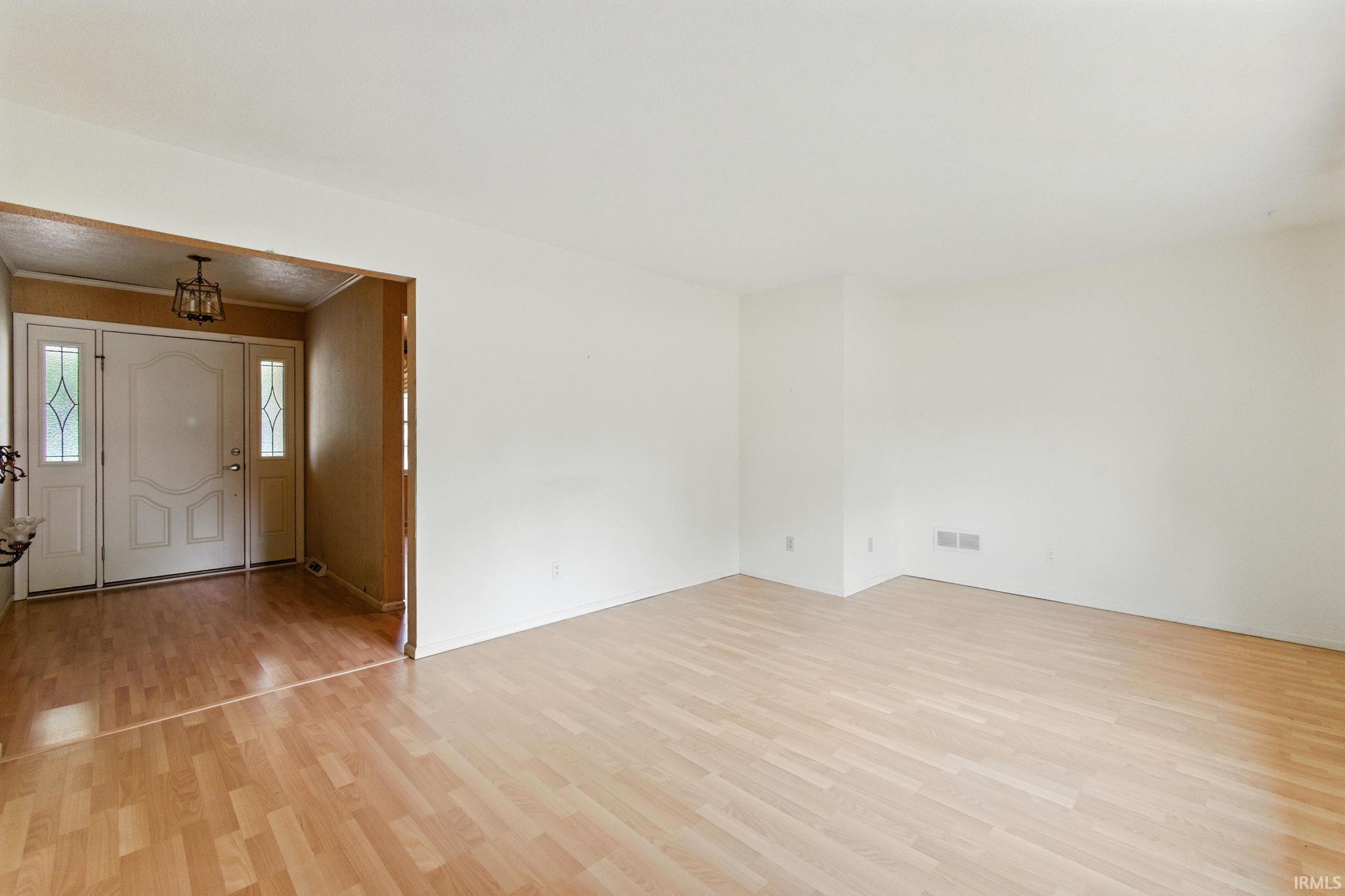 Photo 2 of 1501 Ash Drive W