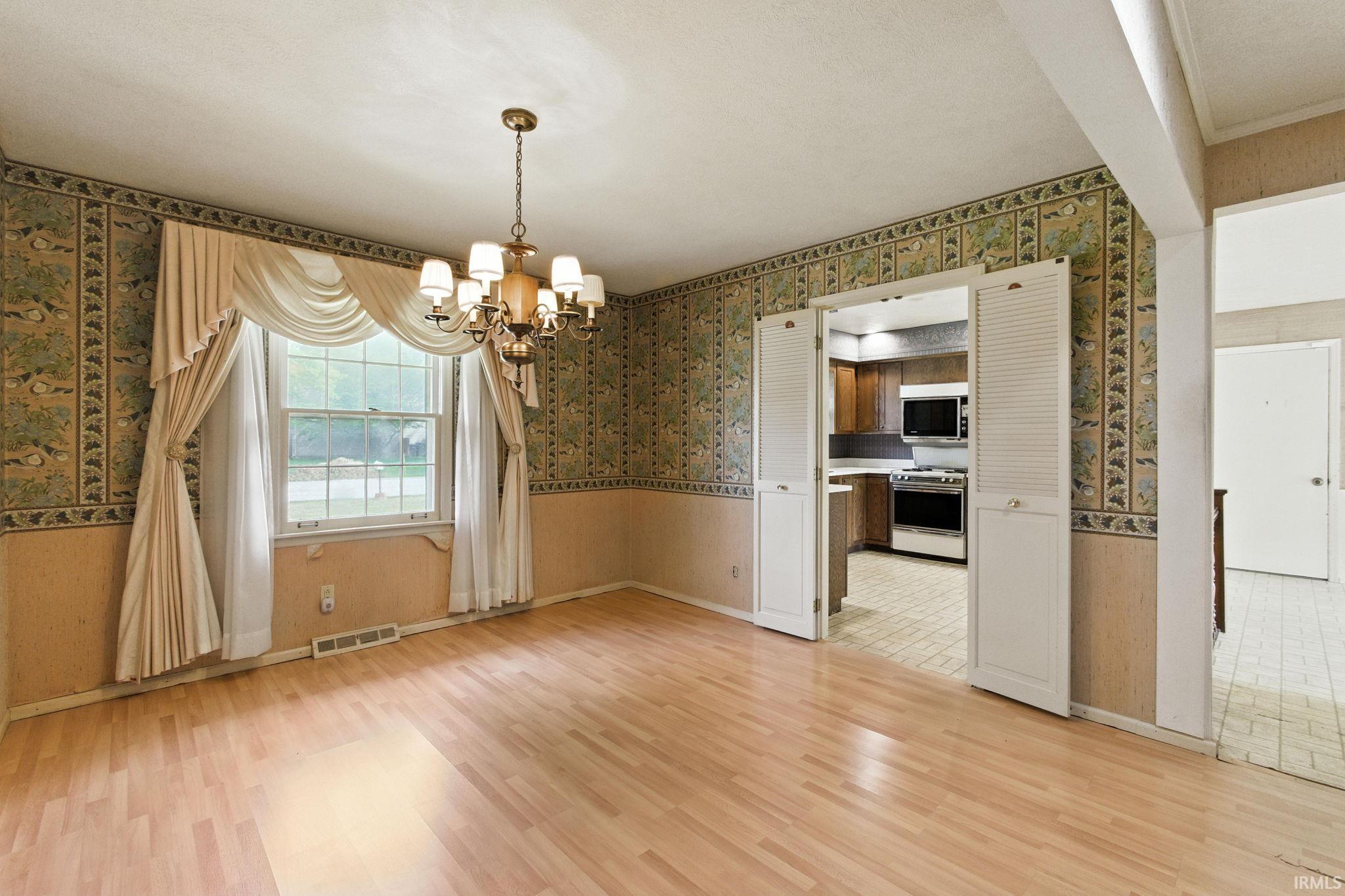 Photo 4 of 1501 Ash Drive W