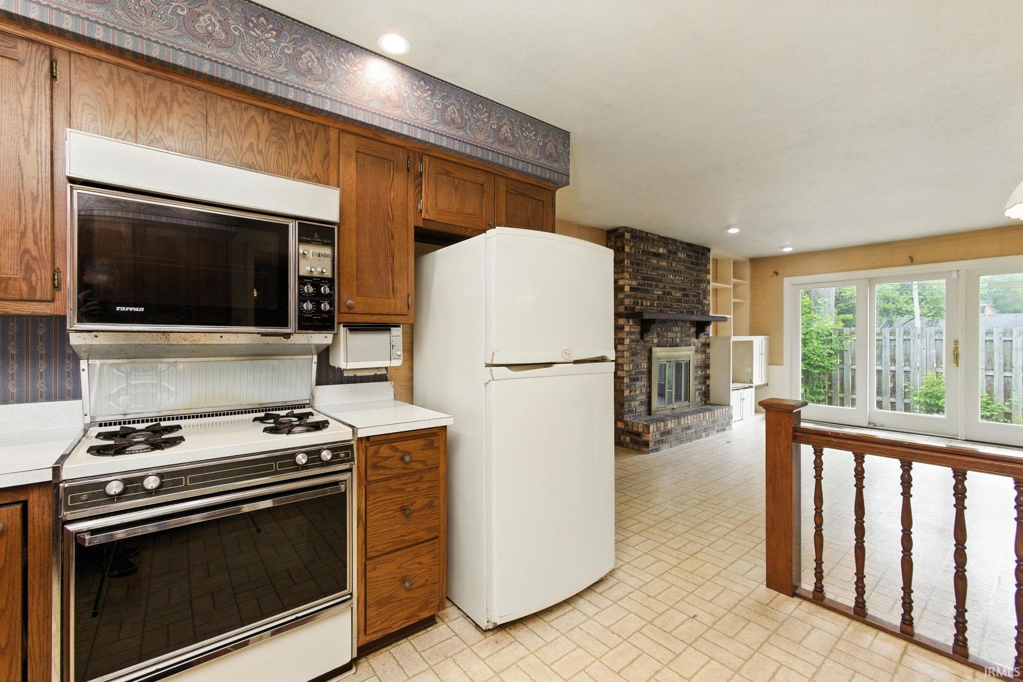 Photo 5 of 1501 Ash Drive W