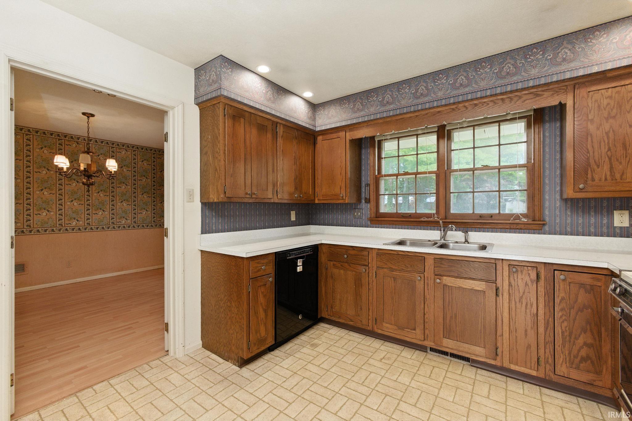 Photo 6 of 1501 Ash Drive W