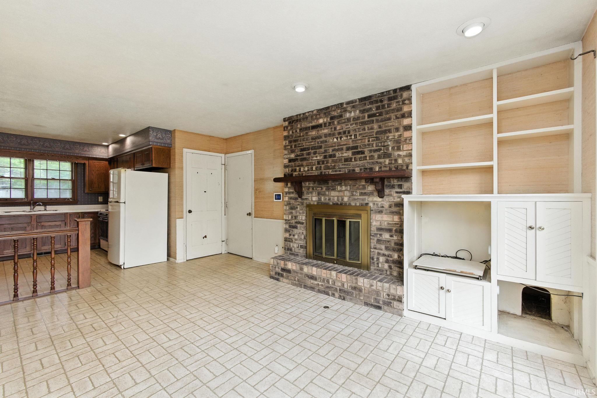 Photo 7 of 1501 Ash Drive W