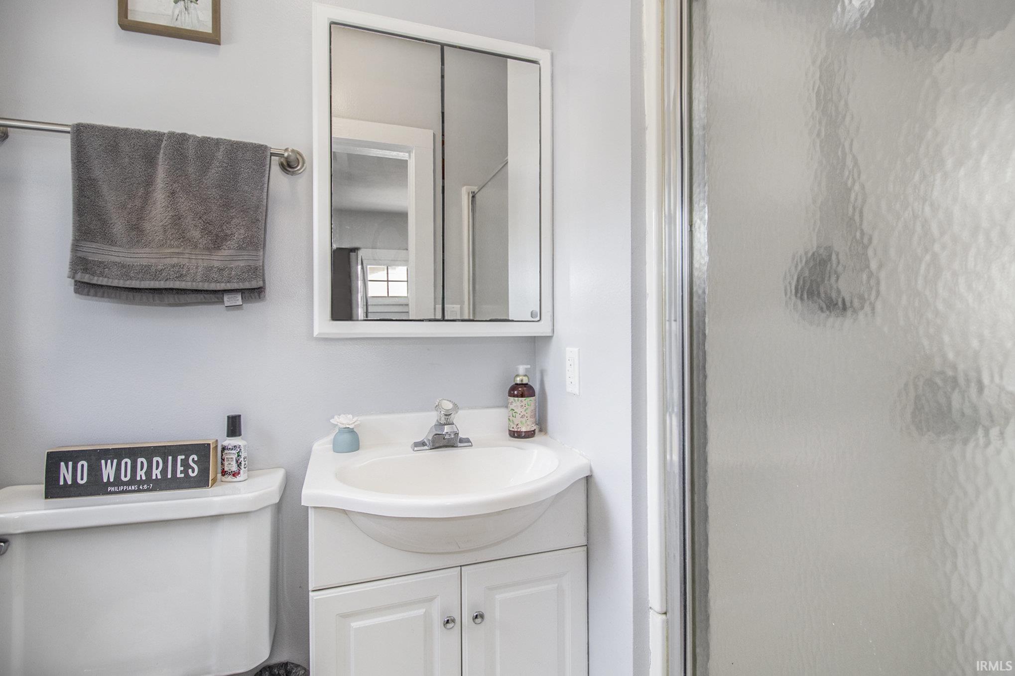 Full bath off of kitchen