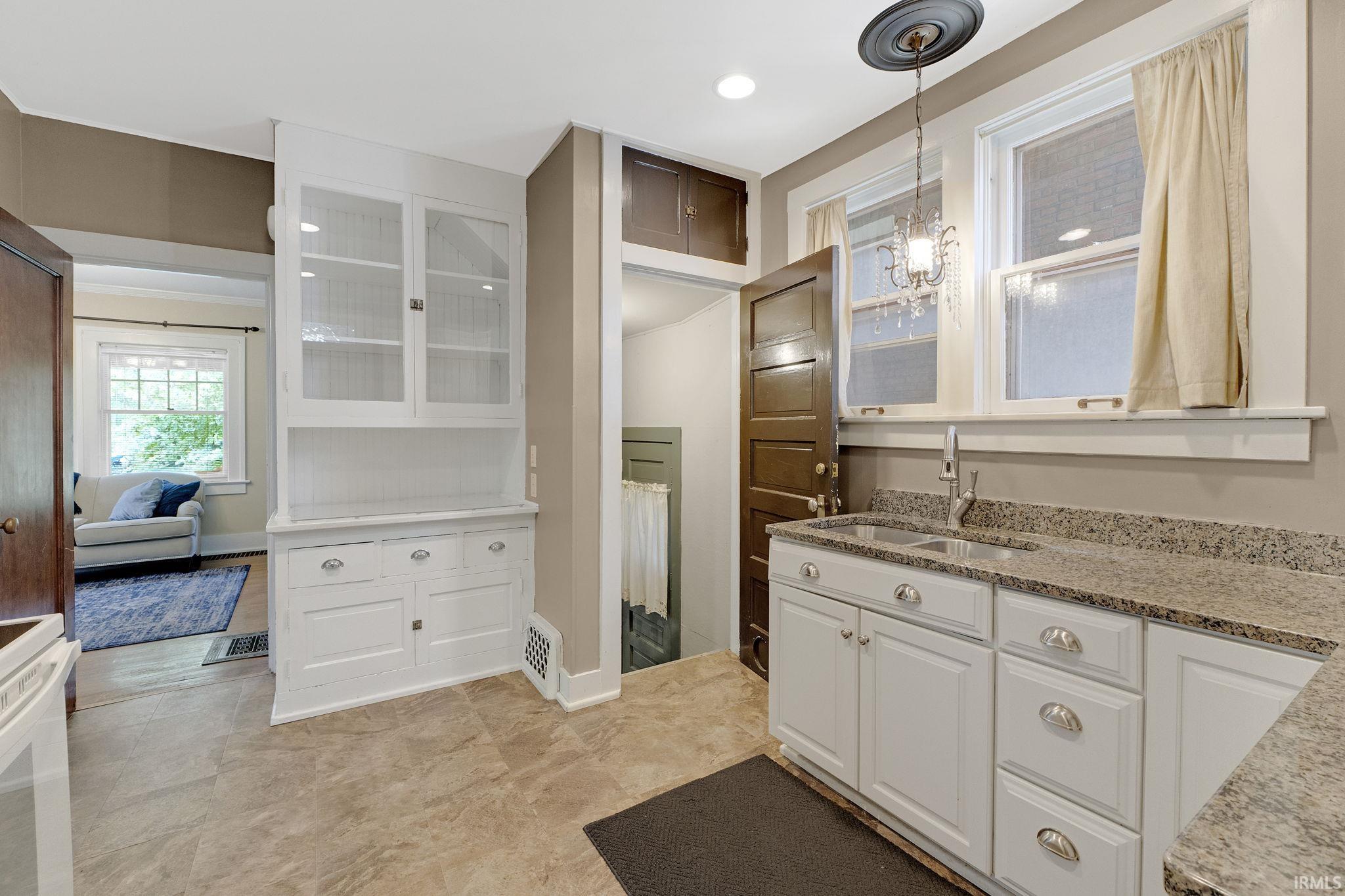 Photo 3 of 921 Thieme Drive