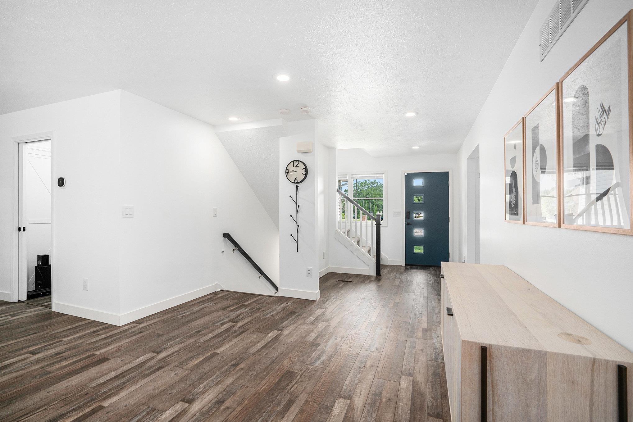 Photo 2 of 930 Ridgeview Drive