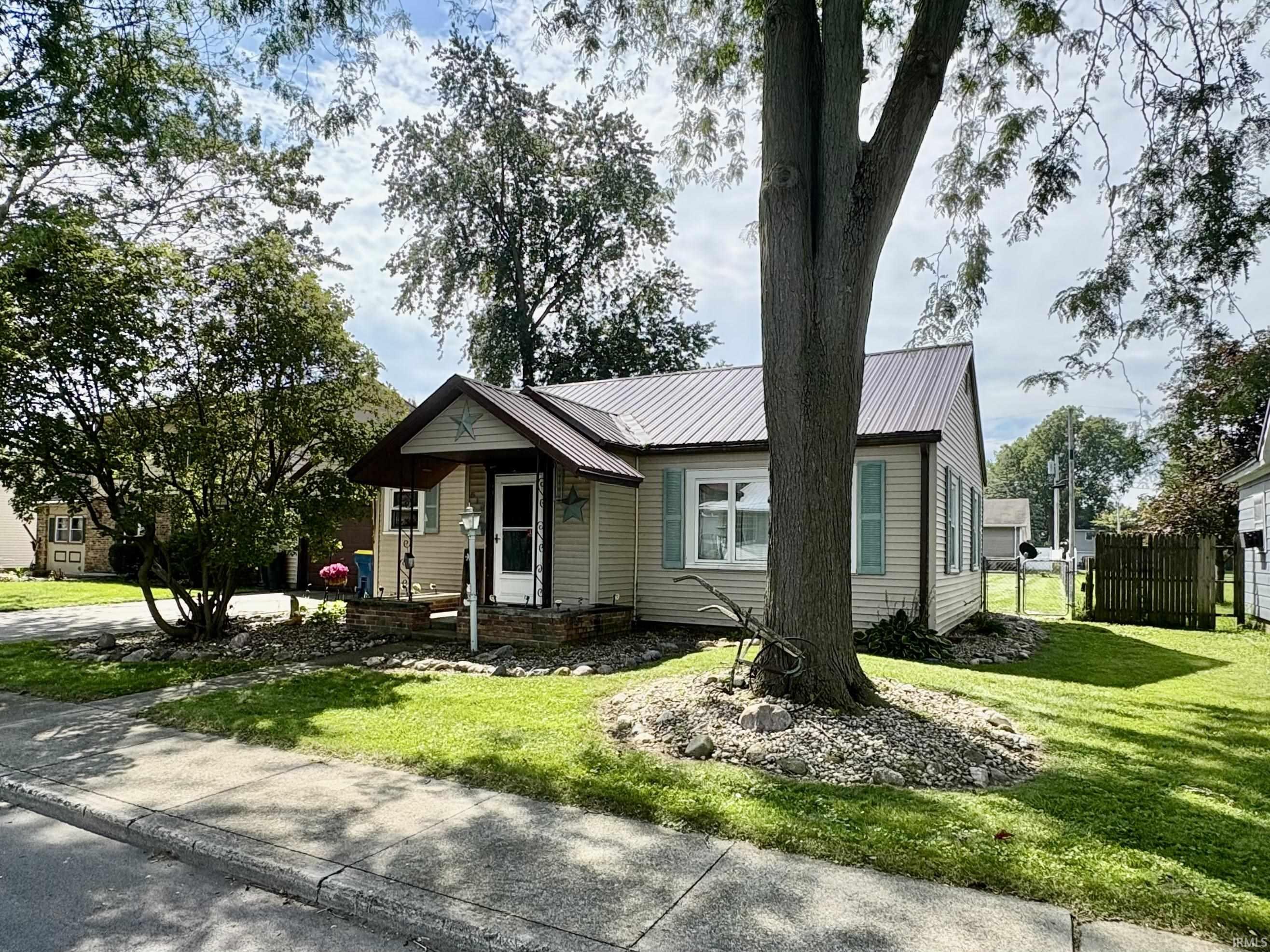 Photo 3 of 516 E Townley Street