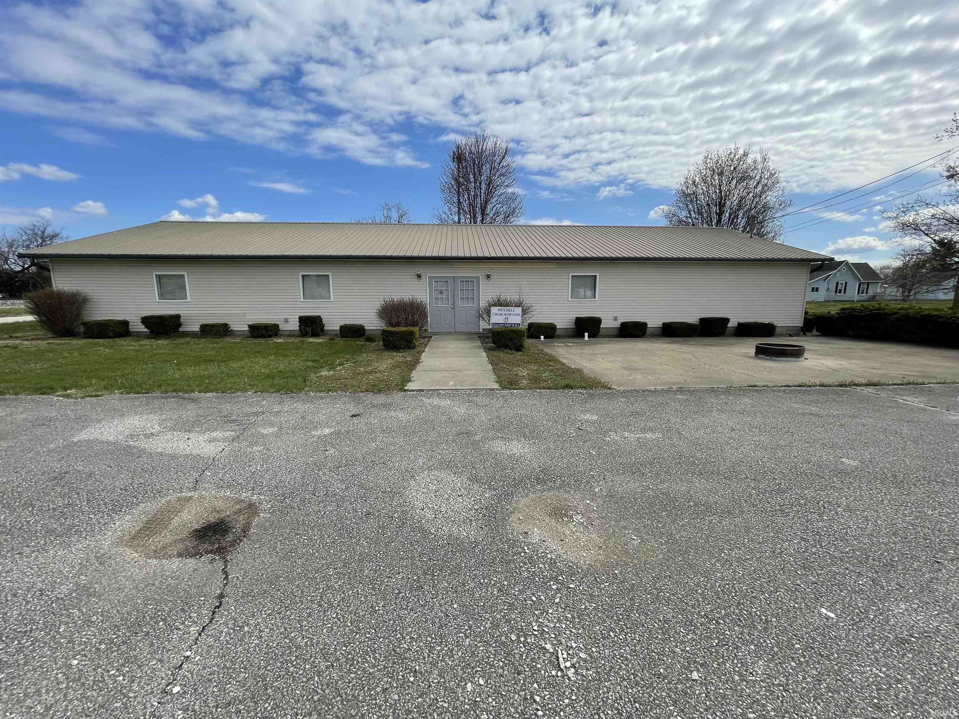 Homes for sale in Mitchell, IN | 319 W Frank St, Mitchell, IN 47446 | MLS# 202531136