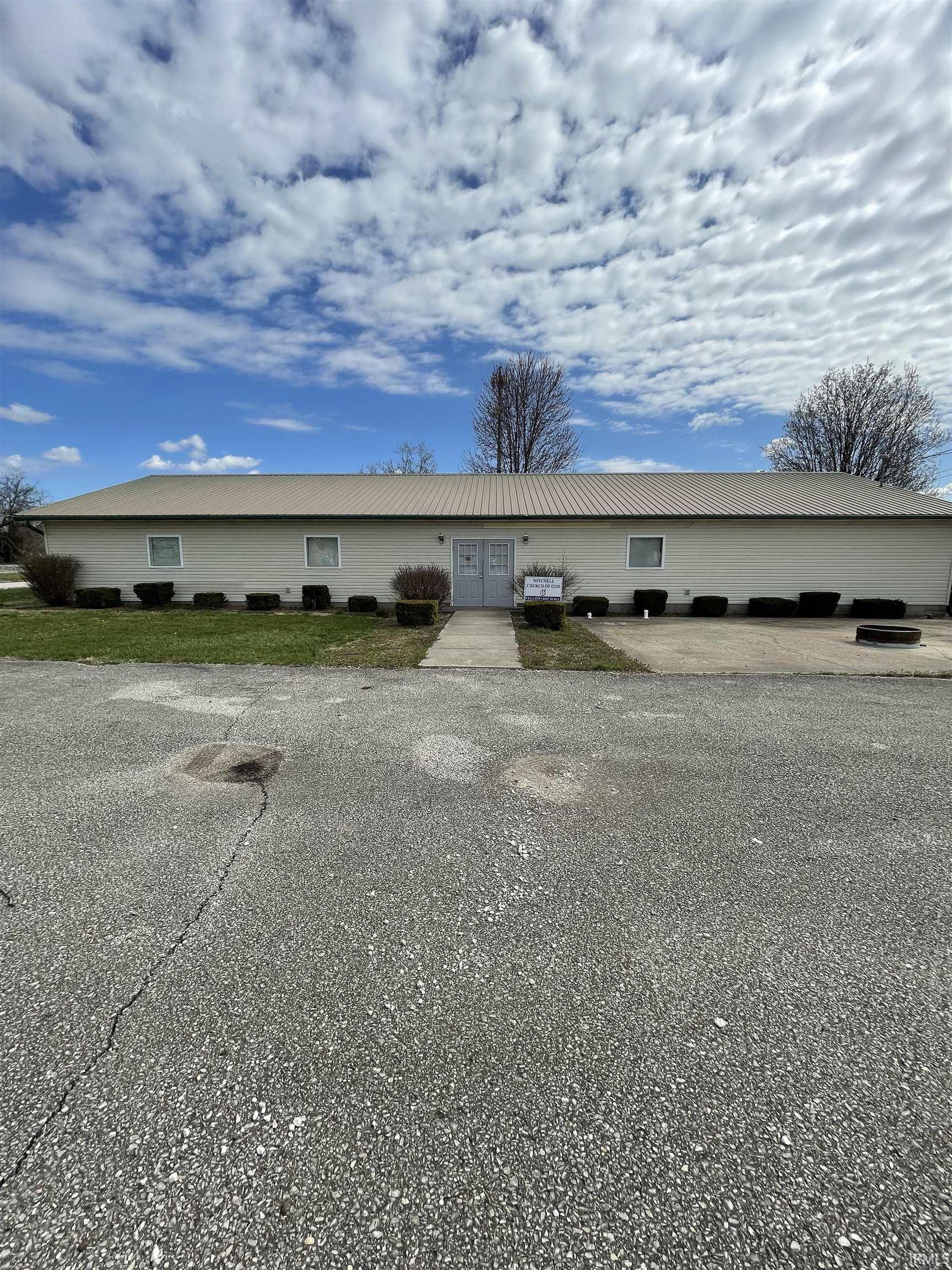 Homes for sale in Mitchell, IN | 319 W Frank St, Mitchell, IN 47446 | MLS# 202531136