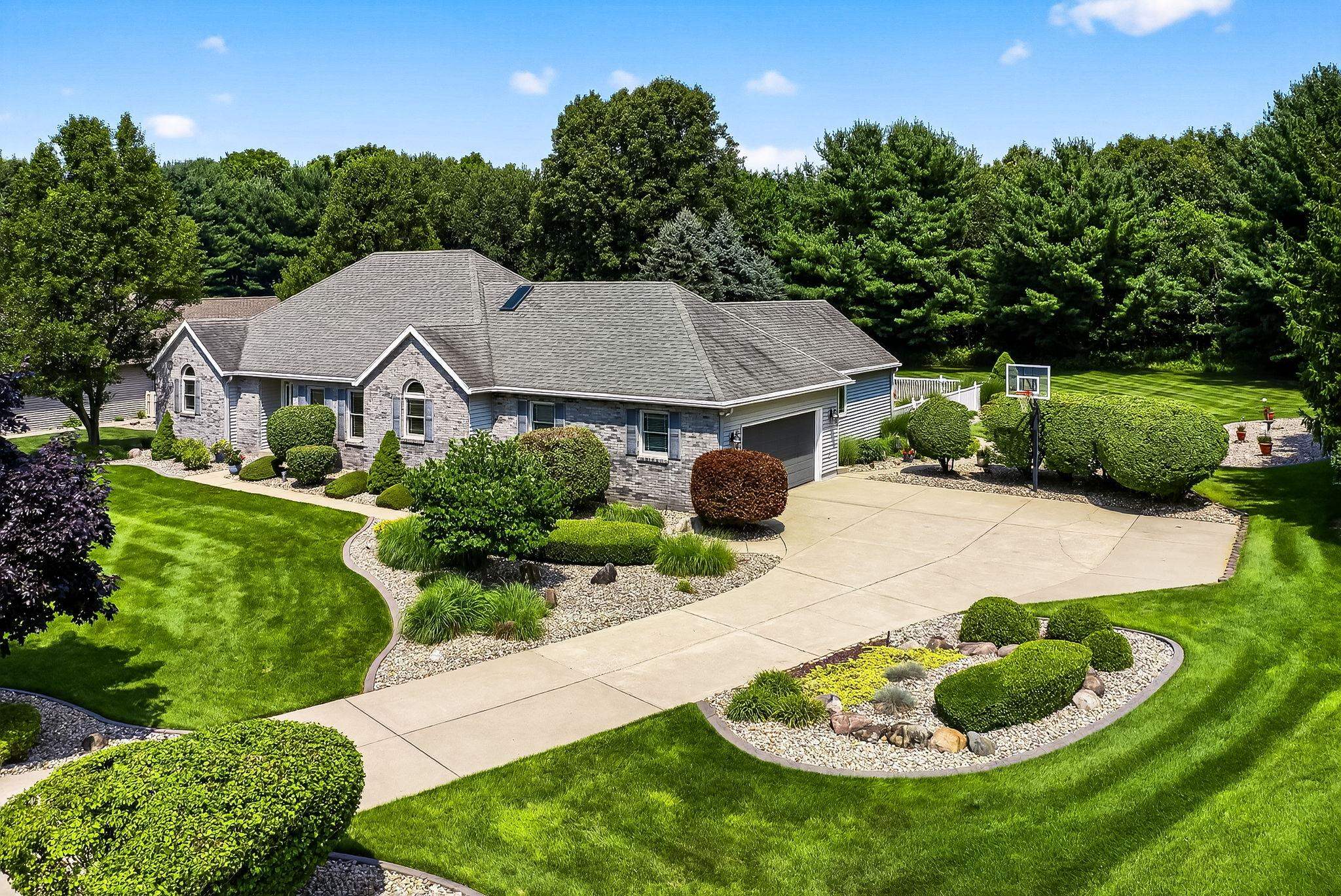 Homes for sale in Elkhart, IN | 51111 Stratford Ct, Elkhart, IN 46514 | MLS# 202532779