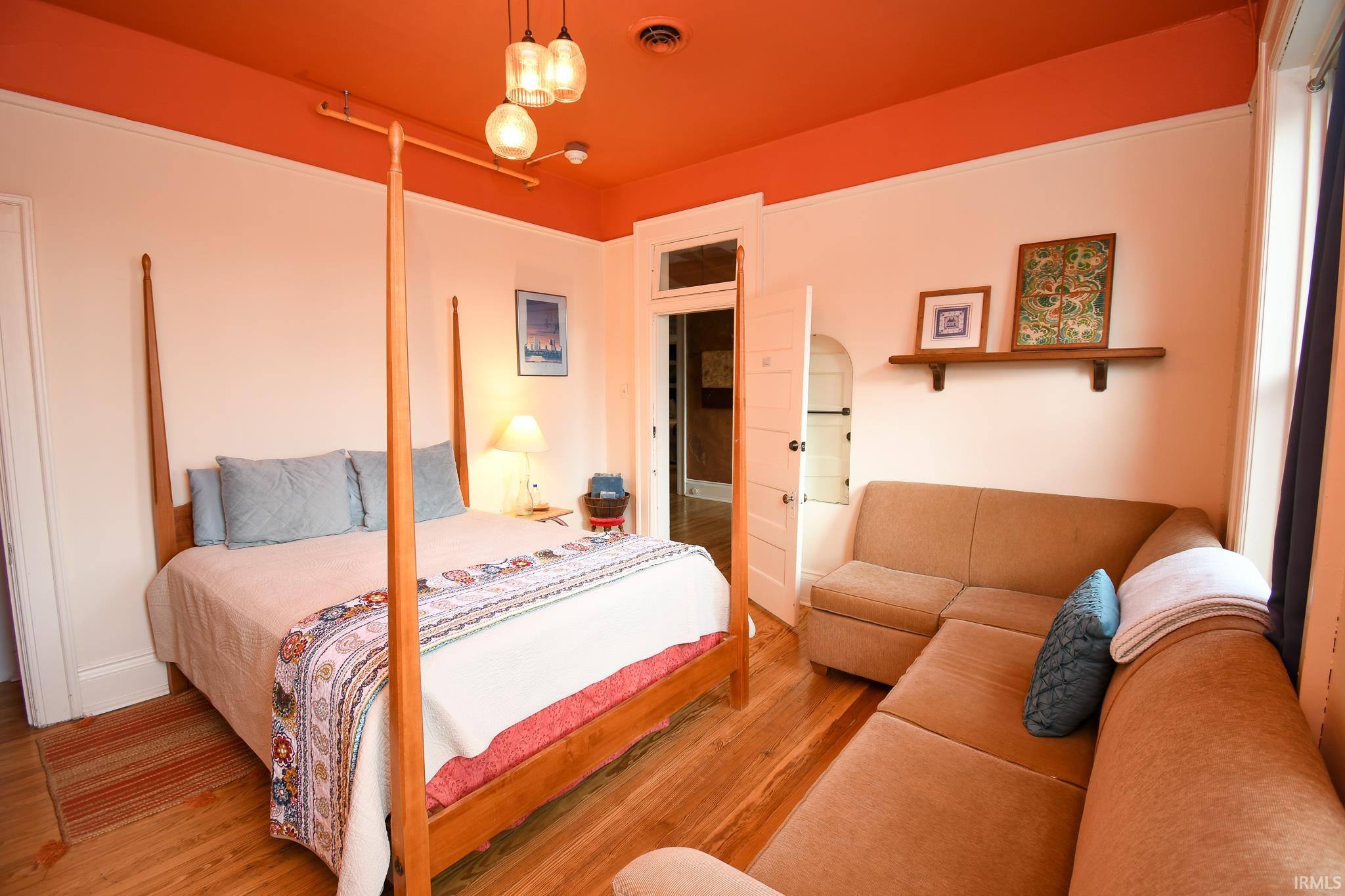 Photo 17 of 533 W Washington Boulevard