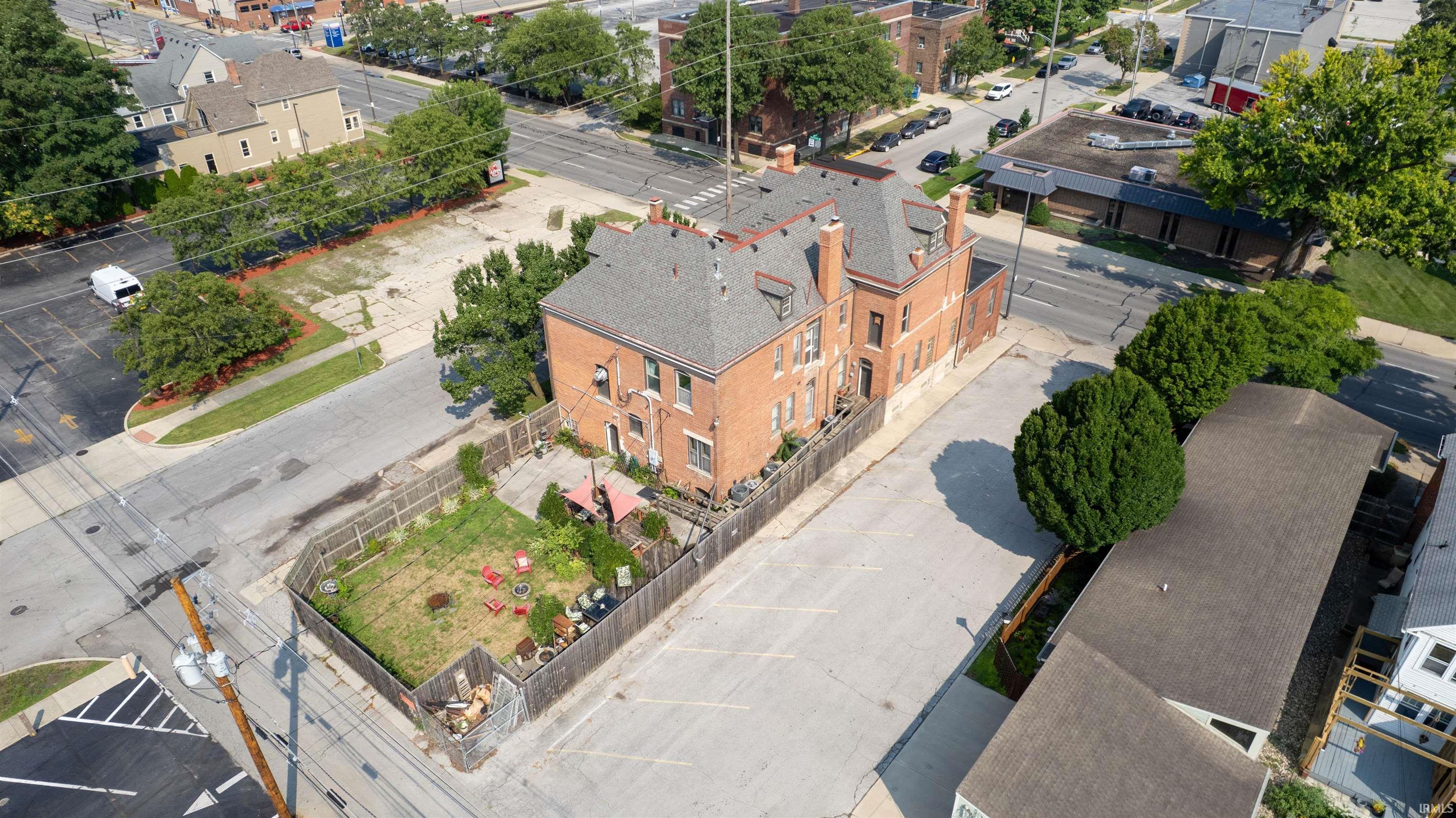 Photo 2 of 533 W Washington Boulevard