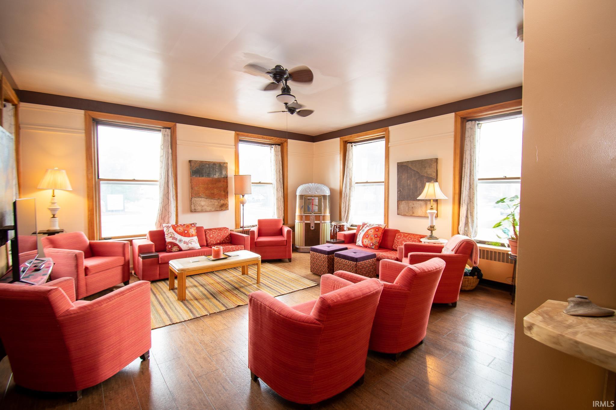 Photo 5 of 533 W Washington Boulevard