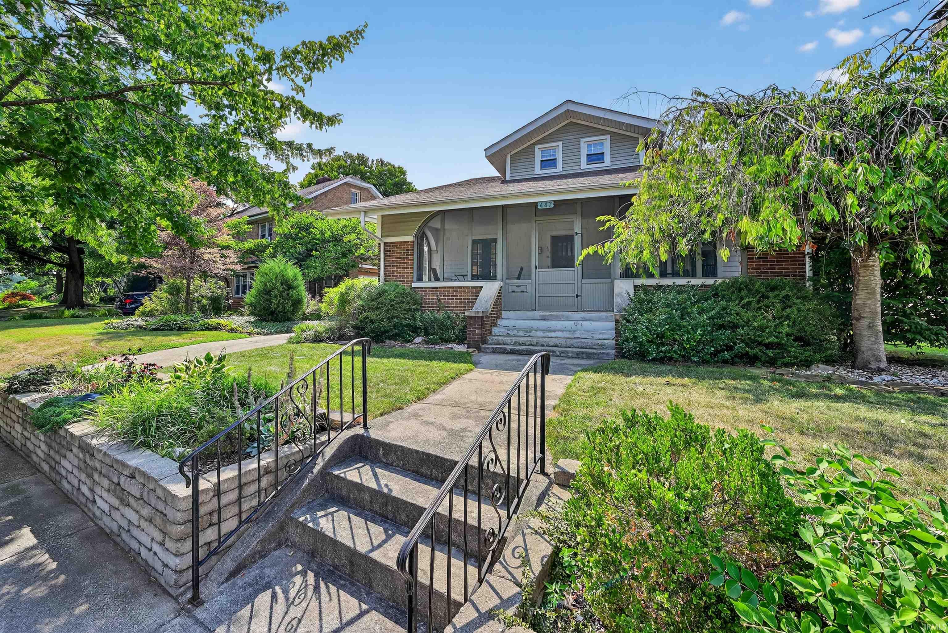 Homes for sale in Mishawaka, IN | 447 Edgewater Dr, Mishawaka, IN 46545 | MLS# 202533098