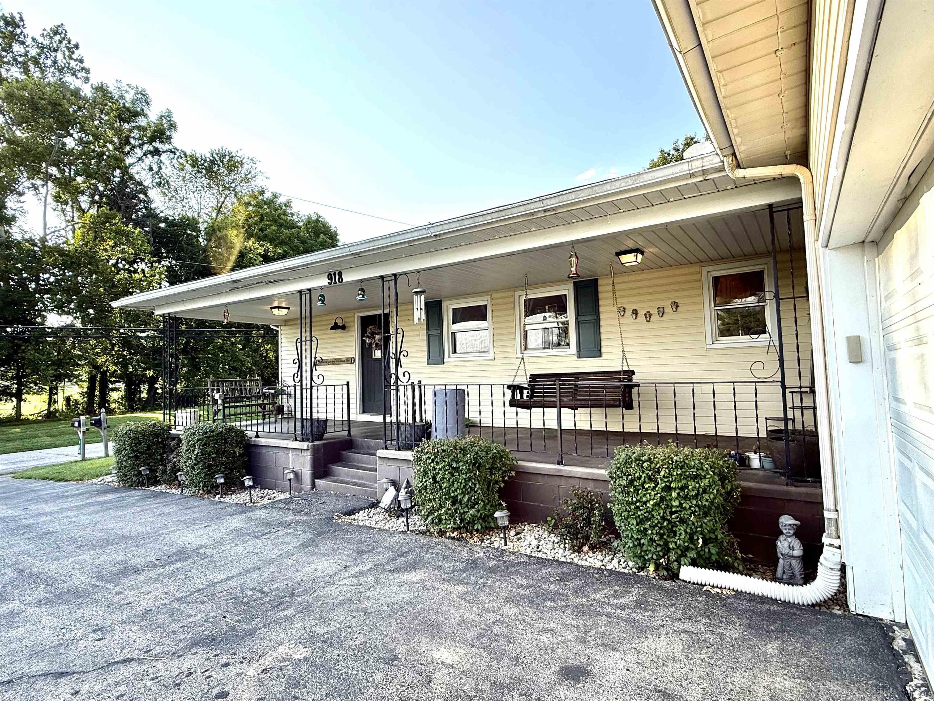 Homes for sale in Bedford, IN | 918 Old Farm Rd, Bedford, IN 47421 | MLS# 202533214