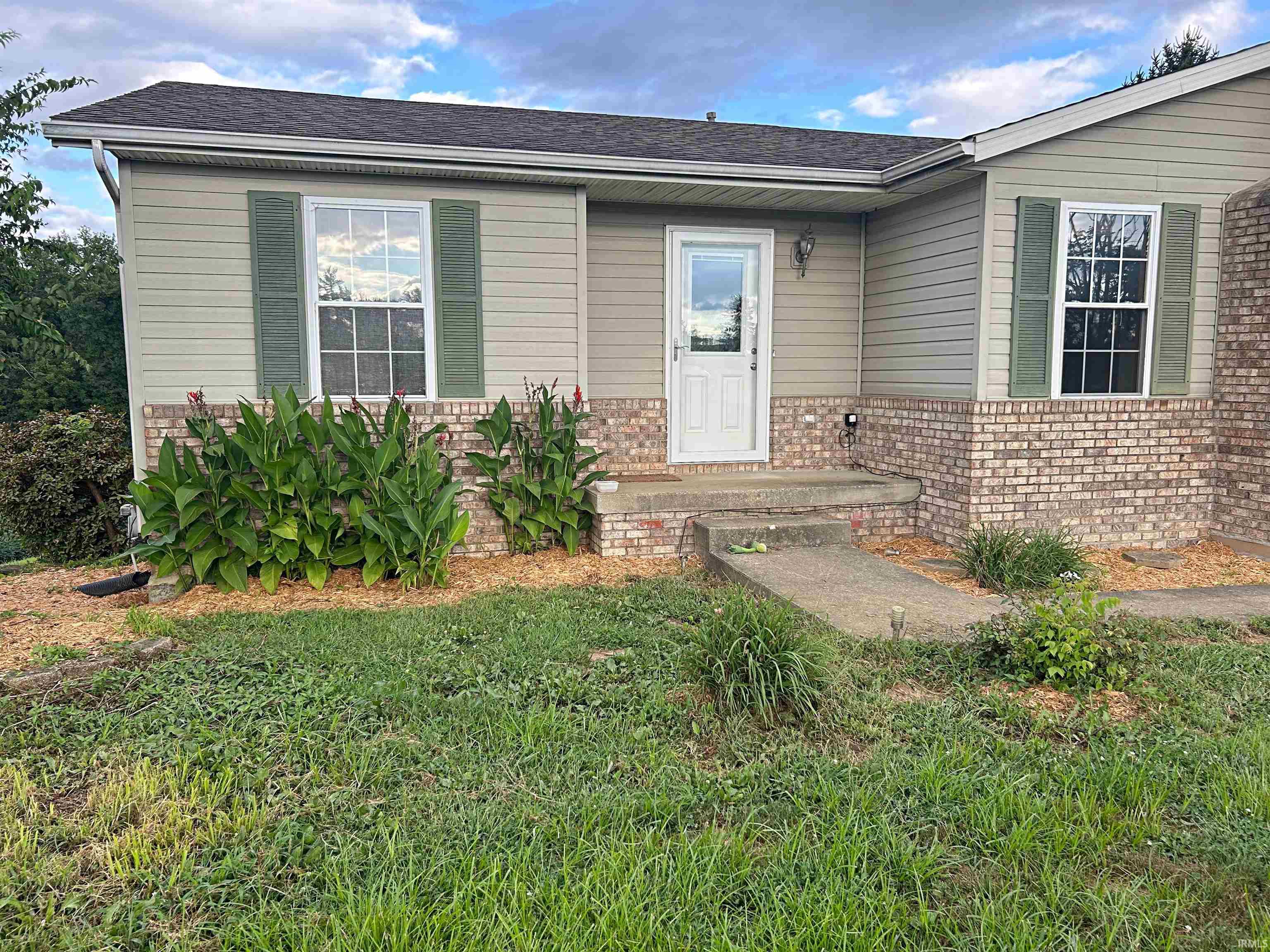 Homes for sale in Loogootee, IN | 690 E Southridge Rd, Loogootee, IN 47553 | MLS# 202534139