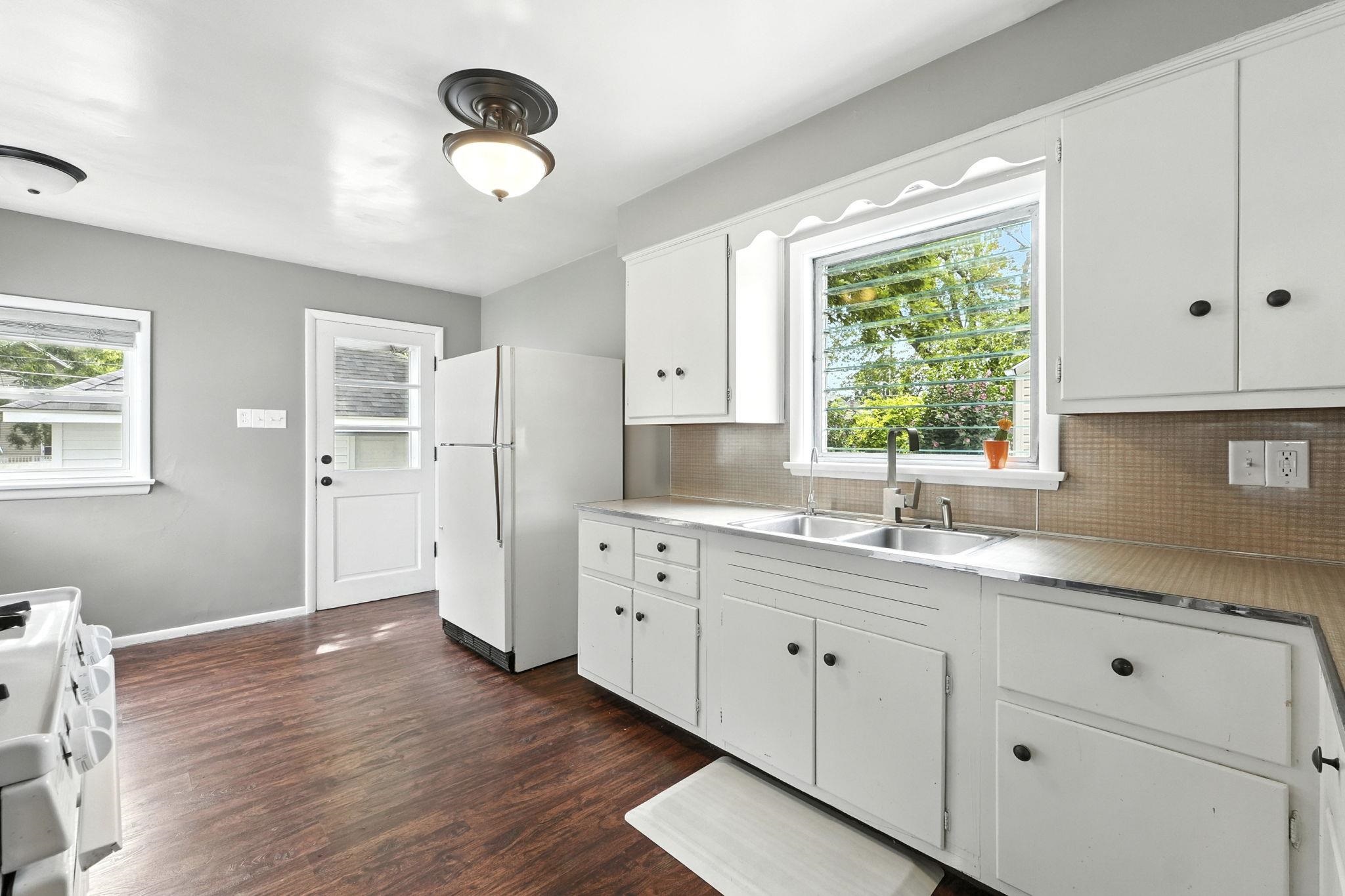 Photo 11 of 716 Anderson Avenue