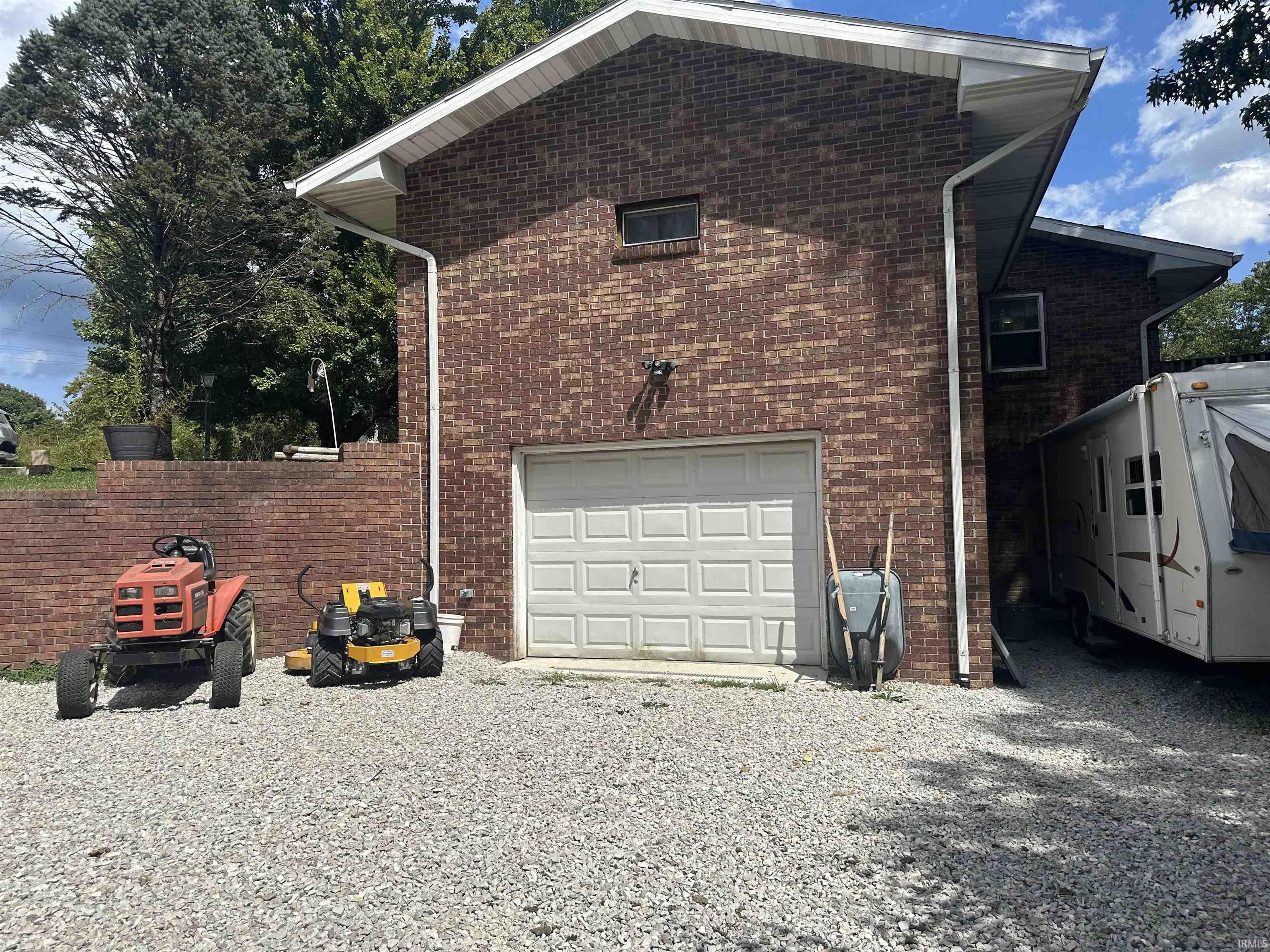 Homes for sale in Bloomfield, IN | 1357 S Hasler Rd, Bloomfield, IN 47424 | MLS# 202535767