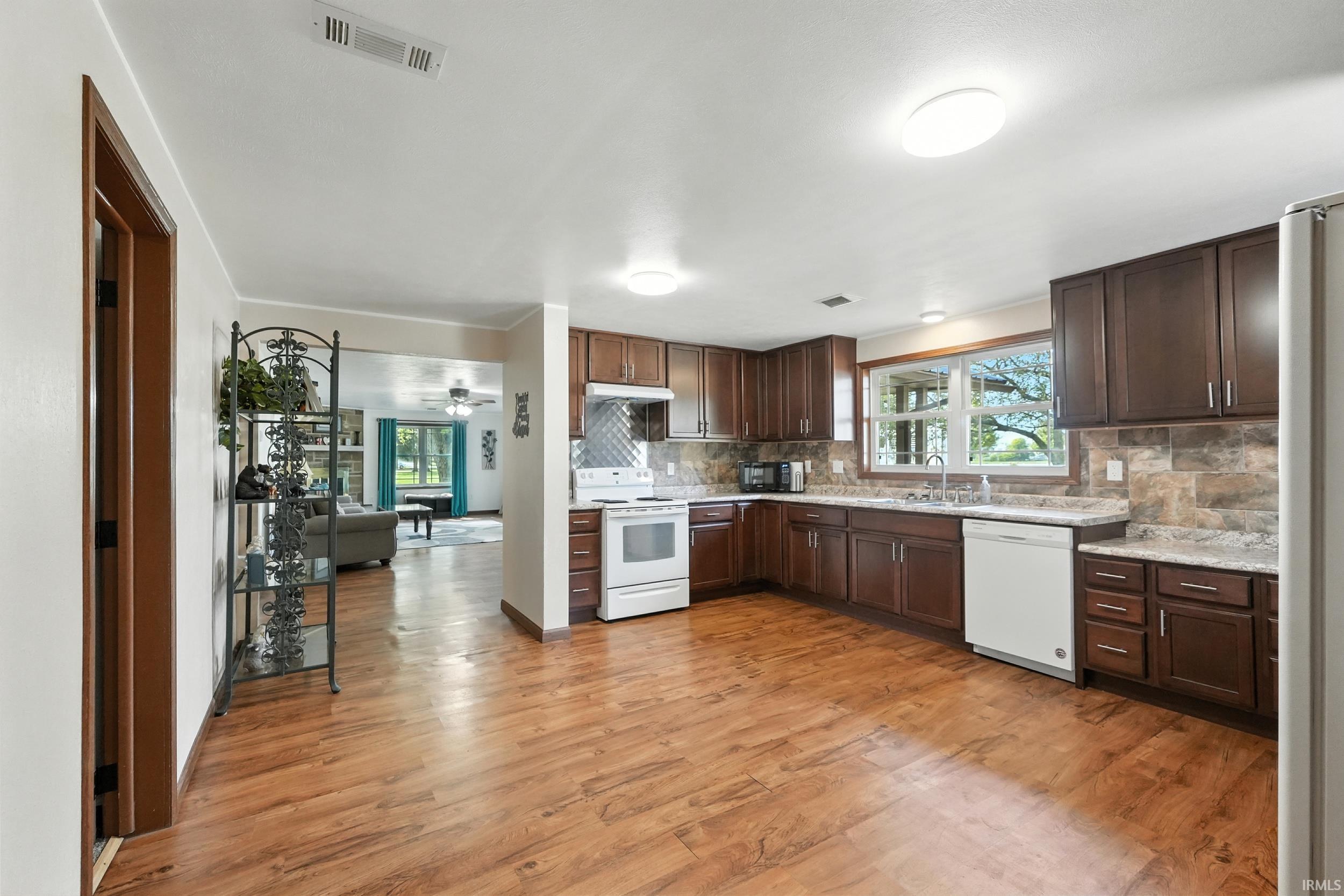 Photo 2 of 522 N MAIN Street