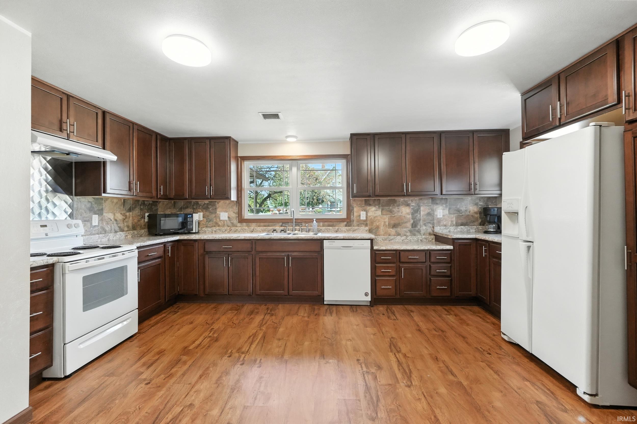 Photo 4 of 522 N MAIN Street