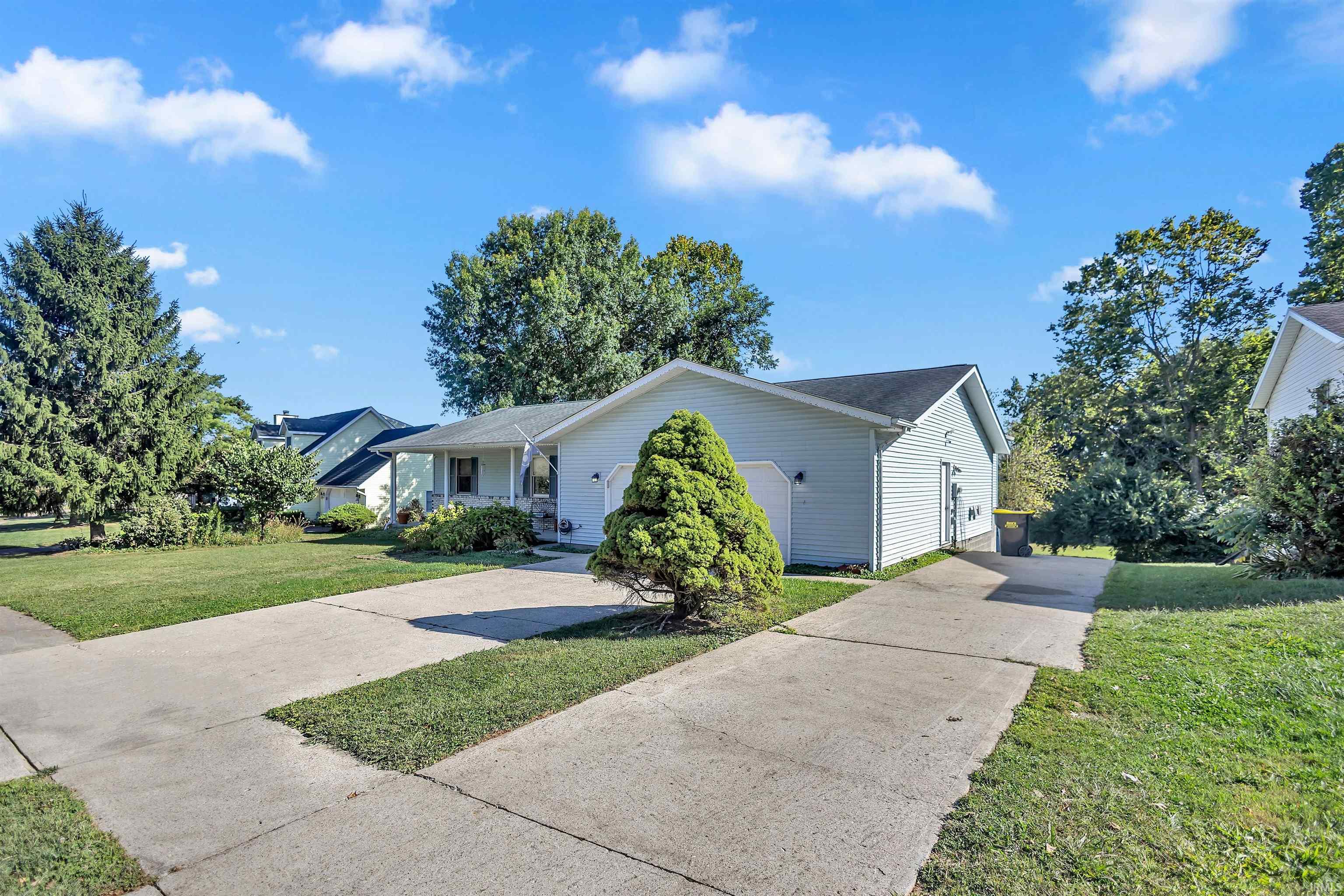 Homes for sale in Bloomington, IN | 709 W Hedgewood Dr, Bloomington, IN 47403 | MLS# 202536817