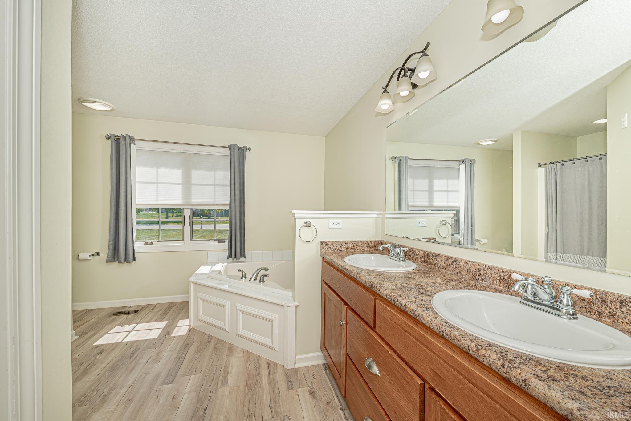 1388 W Glenview Court