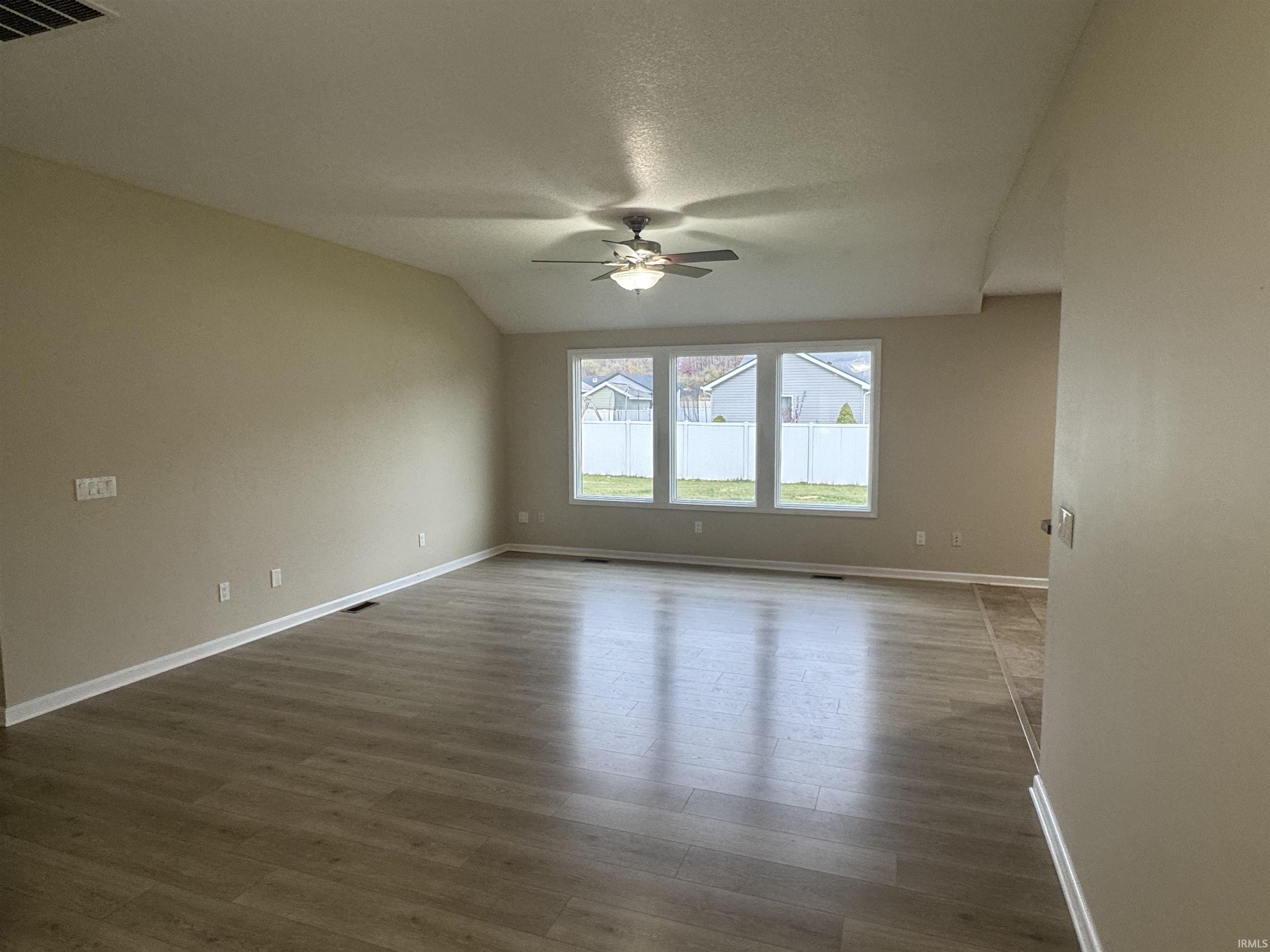 Photo 2 of 951 Hawthorn Lane