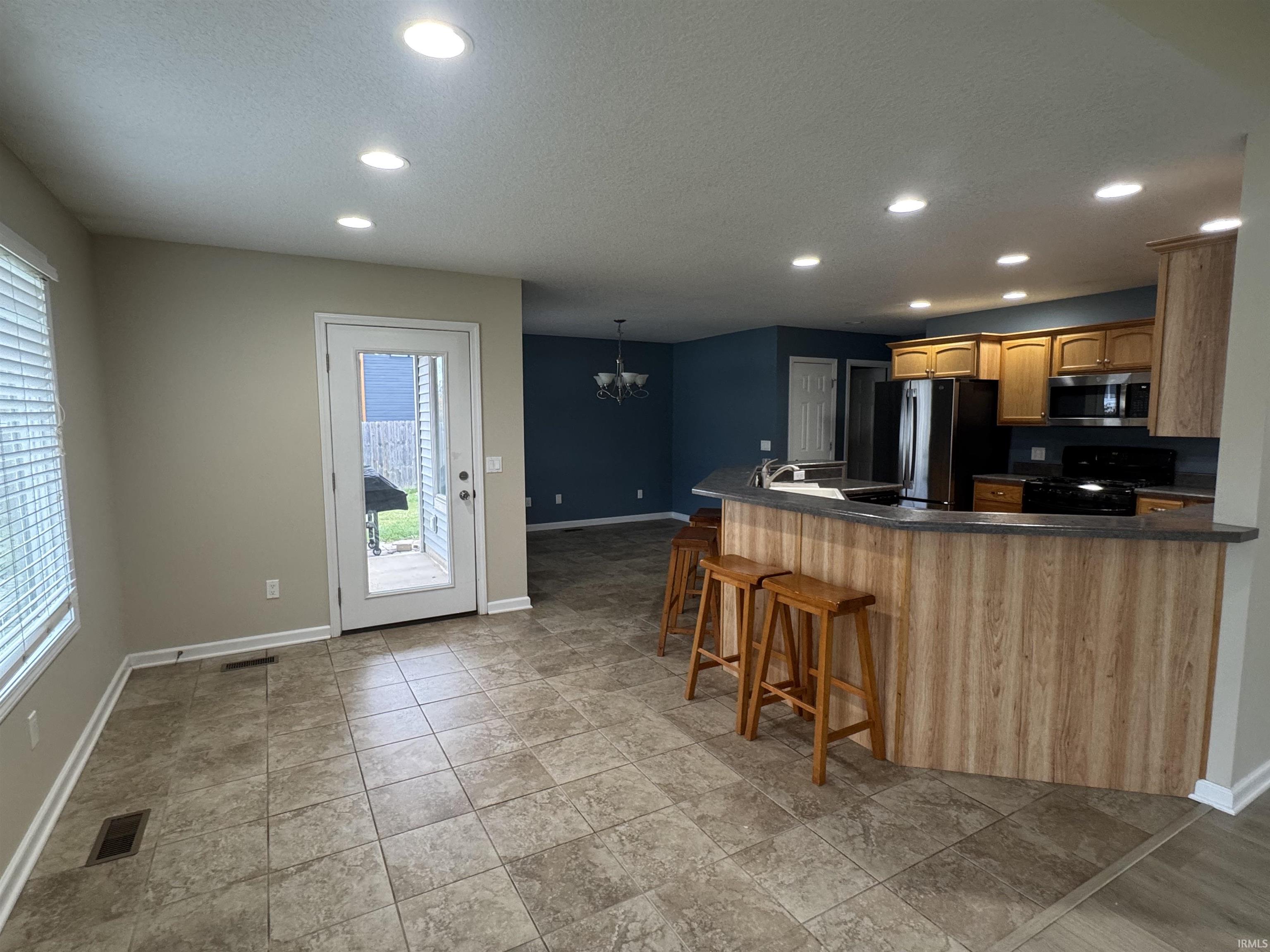 Photo 5 of 951 Hawthorn Lane